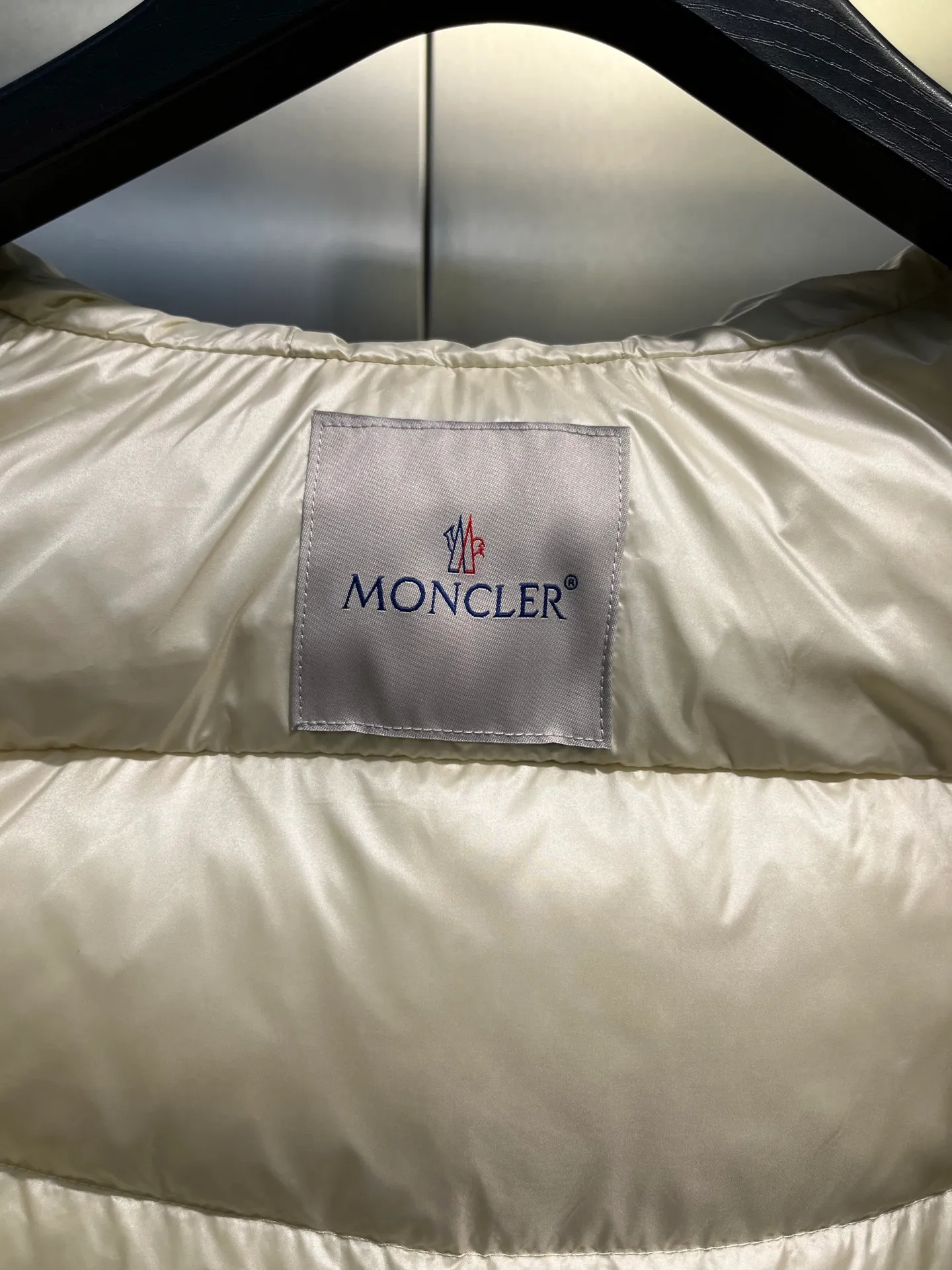 P1120 moncler🌟 New autumn and winter down jacket. Original custom-made hardware accessories are all imported and original customization. Welcome to compare. Absolutely high quality. Use top-grade 90 white duck down. Super soft. Filled with fluffy and full feathers. Super heavy work. Fabric workmanship is perfect. Note that the fabric is super comfortable. Exclusive size: 1234
