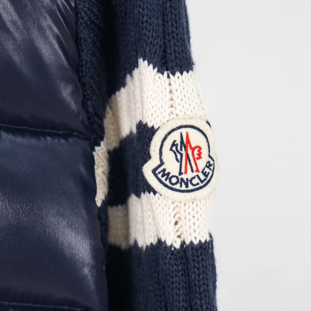 P660 💰zp version [Exclusive supply] 2025 autumn and winter new style 🆕Down jacket top purchasing version MONCLER wool splicing sleeves, same style for men and women, down jacket jacket MONCLER / Moncler / Mouth Mouth New style Each down jacket has been processed through at least 150 processes. The maximum fill power can reach 800➕ to make the wear warmer. 5A standard uses German anti-down needles. Up to 11 stitches per three centimeters Precision sewing Sleeve LOGO: The sleeve LOGO is made of wool, and the embroidery is made by Japanese Tajima machine NFC chip: Both the sleeve wool embroidery label and the inner wash label can verify the NFC chip Fabric: Light waterproof and breathable nylon cloth Filling: 90% white duck down Use the best cloud velvet High fluffiness Very warm Zipper: Electroplated lettering logo zipper consistent with the original Embroidery: Made by Tajima embroidery machine in Japan. Accessories: main label, washable label, hang tag. All packaging is original and complete. Color: blue black. Size: S M L XL 2XL. Number: MM10601.