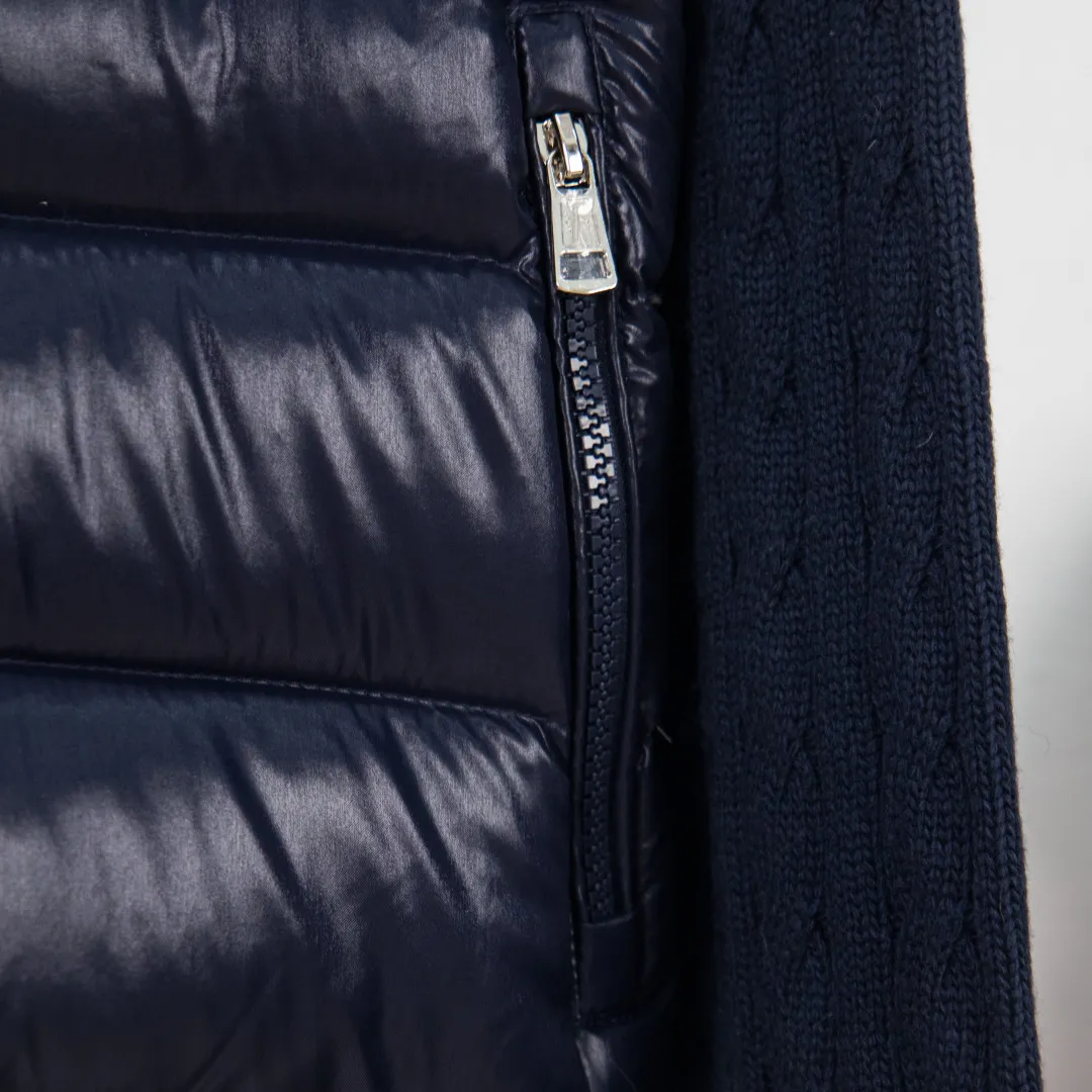 P660 💰zp version [Exclusive supply] 2025 autumn and winter new style 🆕Down jacket top purchasing version MONCLER wool splicing sleeves, same style for men and women, down jacket jacket MONCLER / Moncler / Mouth Mouth New style Each down jacket has been processed through at least 150 processes. The maximum fill power can reach 800➕ to make the wear warmer. 5A standard uses German anti-down needles. Up to 11 stitches per three centimeters Precision sewing Sleeve LOGO: The sleeve LOGO is made of wool, and the embroidery is made by Japanese Tajima machine NFC chip: Both the sleeve wool embroidery label and the inner wash label can verify the NFC chip Fabric: Light waterproof and breathable nylon cloth Filling: 90% white duck down Use the best cloud velvet High fluffiness Very warm Zipper: Electroplated lettering logo zipper consistent with the original Embroidery: Made by Tajima embroidery machine in Japan. Accessories: main label, washable label, hang tag. All packaging is original and complete. Color: blue black. Size: S M L XL 2XL. Number: MM10601.