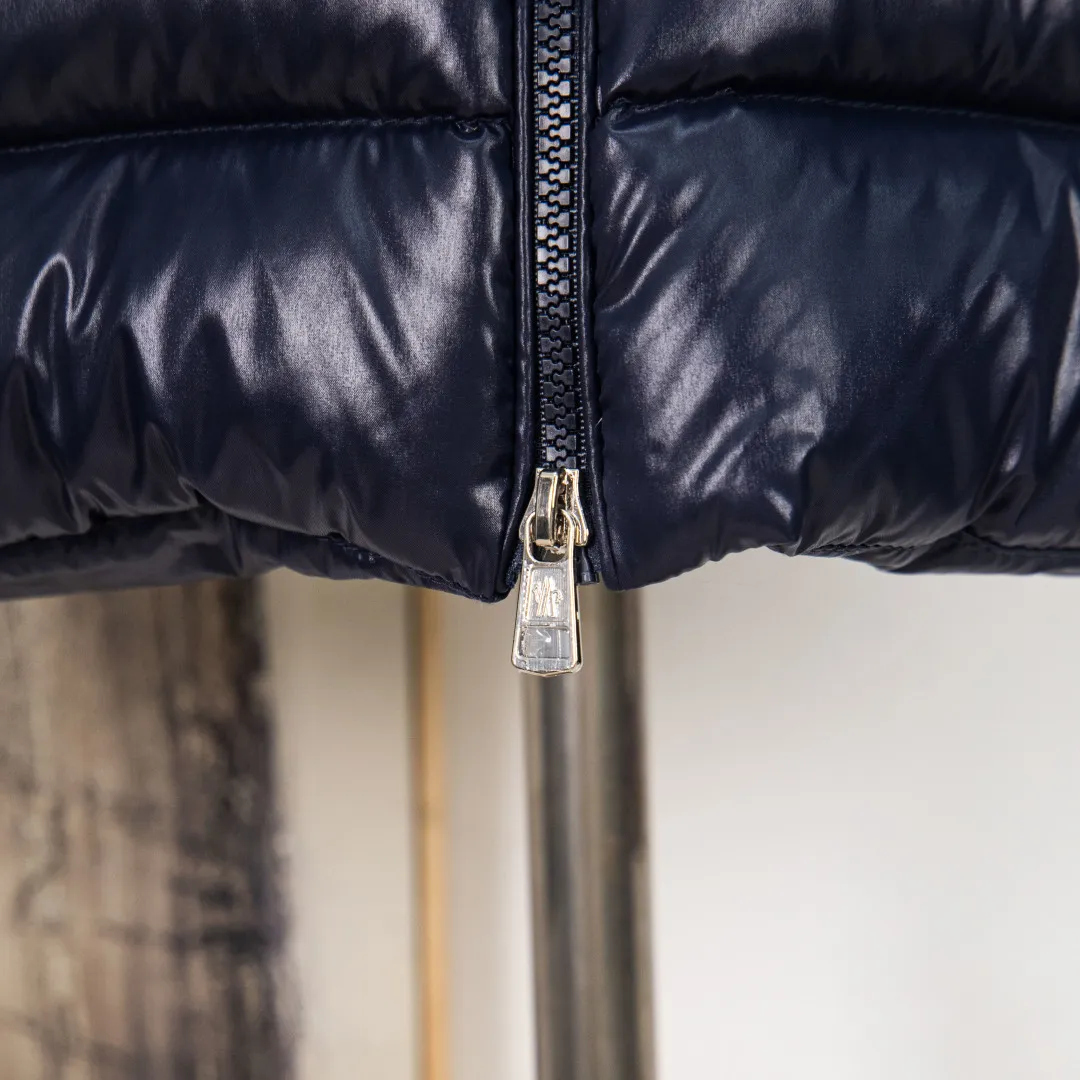 P660 💰zp version [Exclusive supply] 2025 autumn and winter new style 🆕Down jacket top purchasing version MONCLER wool splicing sleeves, same style for men and women, down jacket jacket MONCLER / Moncler / Mouth Mouth New style Each down jacket has been processed through at least 150 processes. The maximum fill power can reach 800➕ to make the wear warmer. 5A standard uses German anti-down needles. Up to 11 stitches per three centimeters Precision sewing Sleeve LOGO: The sleeve LOGO is made of wool, and the embroidery is made by Japanese Tajima machine NFC chip: Both the sleeve wool embroidery label and the inner wash label can verify the NFC chip Fabric: Light waterproof and breathable nylon cloth Filling: 90% white duck down Use the best cloud velvet High fluffiness Very warm Zipper: Electroplated lettering logo zipper consistent with the original Embroidery: Made by Tajima embroidery machine in Japan. Accessories: main label, washable label, hang tag. All packaging is original and complete. Color: blue black. Size: S M L XL 2XL. Number: MM10601.
