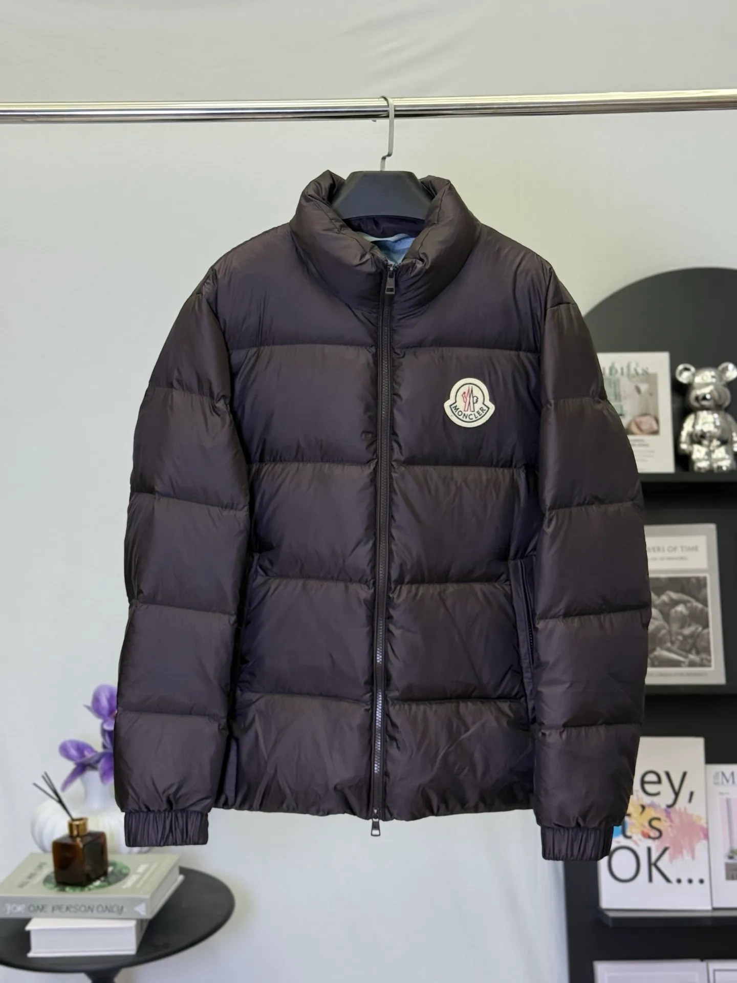 P970 💕Winter luxury shirt: Moncler stand collar down jacket] Who knows! This Citala series down jacket with a mouth is welded to the body with a "high-end sense of relaxation" 👇 • Stunning appearance: The dark brown tone brings a low-key elegance, classic quilting + iconic logo, and the luxury brand texture is hidden in the low-key. It can be worn by both men and women to create a relaxed and fashionable feeling • Life-saving warmth: The fluffy and stuffed velvet covers the whole body, and the stand-up collar warms even the neck. Wrap it up when going out in winter, and the cold wind will be bypassed directly • Wear it to the extreme: Slim fit without being bulky, suitable for wearing with sweaters/sweaters/turtlenecks, suitable for commuting, dating, and shopping. Wearing it as a couple can also unlock the "low-key couple outfit". The dignity and warmth in winter can be achieved in one piece! Size M-3XL