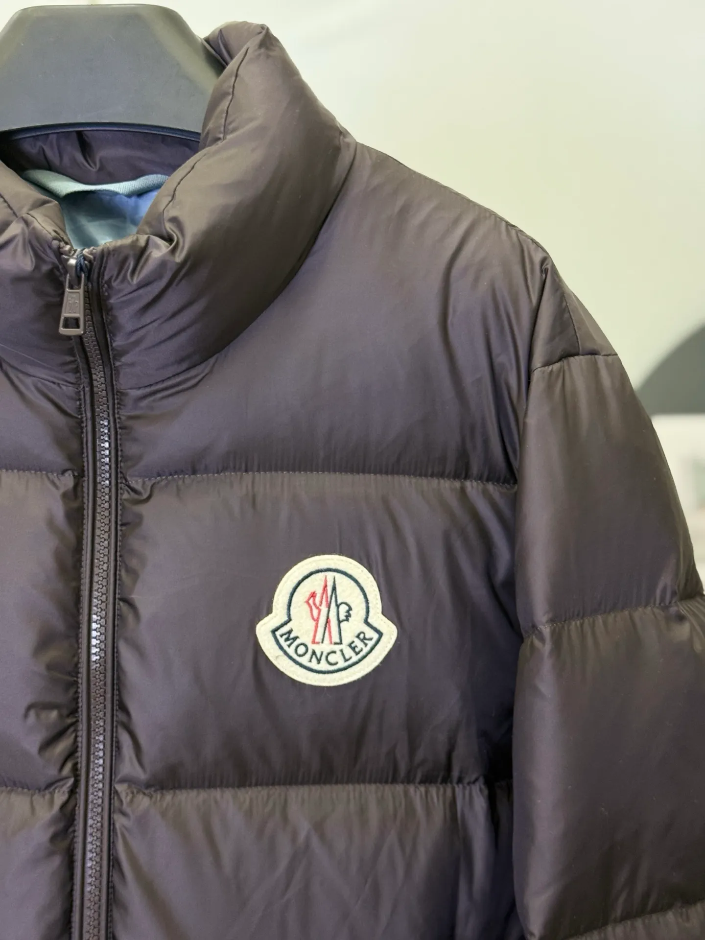 P970 💕Winter luxury shirt: Moncler stand collar down jacket] Who knows! This Citala series down jacket with a mouth is welded to the body with a "high-end sense of relaxation" 👇 • Stunning appearance: The dark brown tone brings a low-key elegance, classic quilting + iconic logo, and the luxury brand texture is hidden in the low-key. It can be worn by both men and women to create a relaxed and fashionable feeling • Life-saving warmth: The fluffy and stuffed velvet covers the whole body, and the stand-up collar warms even the neck. Wrap it up when going out in winter, and the cold wind will be bypassed directly • Wear it to the extreme: Slim fit without being bulky, suitable for wearing with sweaters/sweaters/turtlenecks, suitable for commuting, dating, and shopping. Wearing it as a couple can also unlock the "low-key couple outfit". The dignity and warmth in winter can be achieved in one piece! Size M-3XL