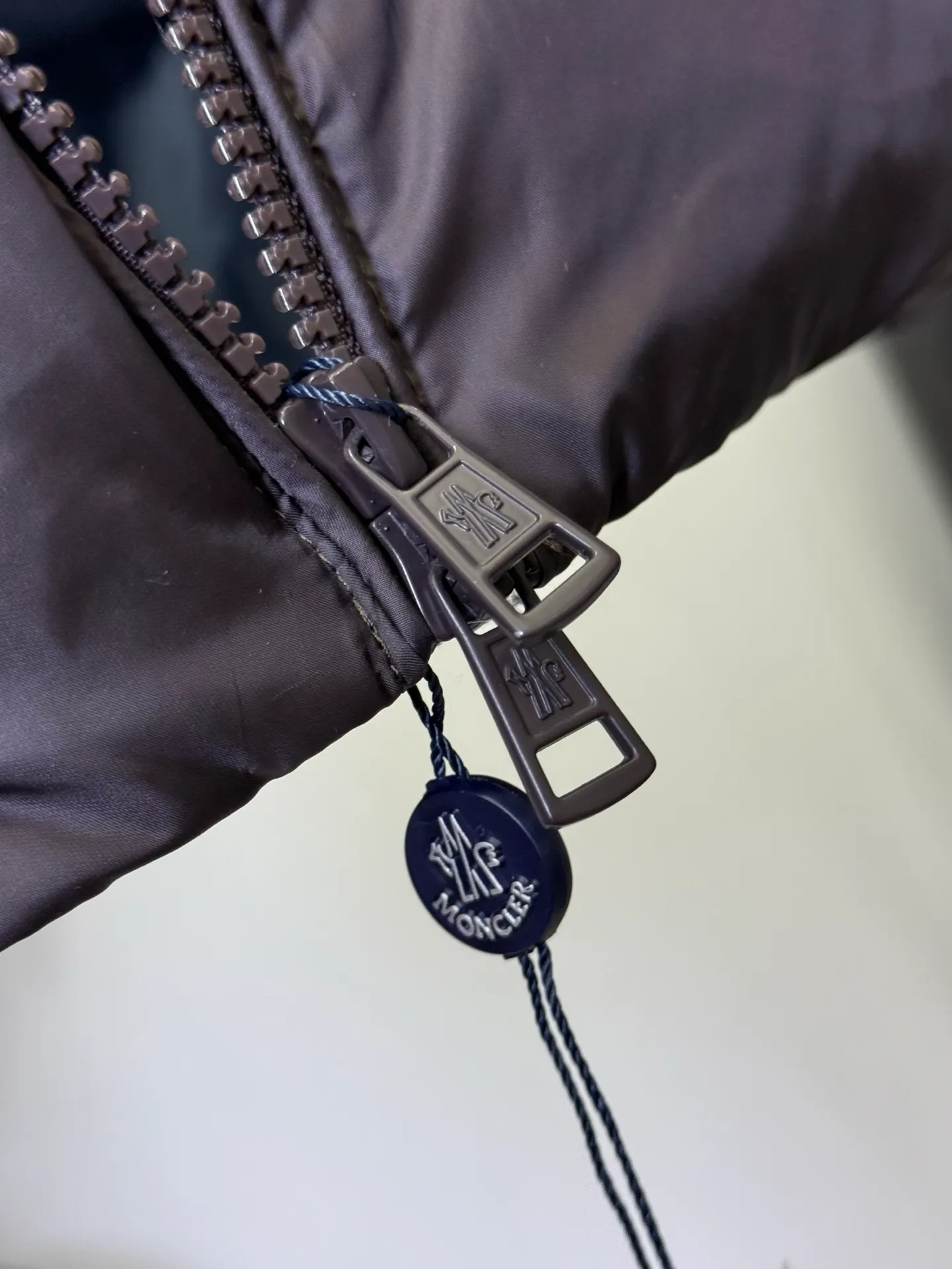 P970 💕Winter luxury shirt: Moncler stand collar down jacket] Who knows! This Citala series down jacket with a mouth is welded to the body with a "high-end sense of relaxation" 👇 • Stunning appearance: The dark brown tone brings a low-key elegance, classic quilting + iconic logo, and the luxury brand texture is hidden in the low-key. It can be worn by both men and women to create a relaxed and fashionable feeling • Life-saving warmth: The fluffy and stuffed velvet covers the whole body, and the stand-up collar warms even the neck. Wrap it up when going out in winter, and the cold wind will be bypassed directly • Wear it to the extreme: Slim fit without being bulky, suitable for wearing with sweaters/sweaters/turtlenecks, suitable for commuting, dating, and shopping. Wearing it as a couple can also unlock the "low-key couple outfit". The dignity and warmth in winter can be achieved in one piece! Size M-3XL