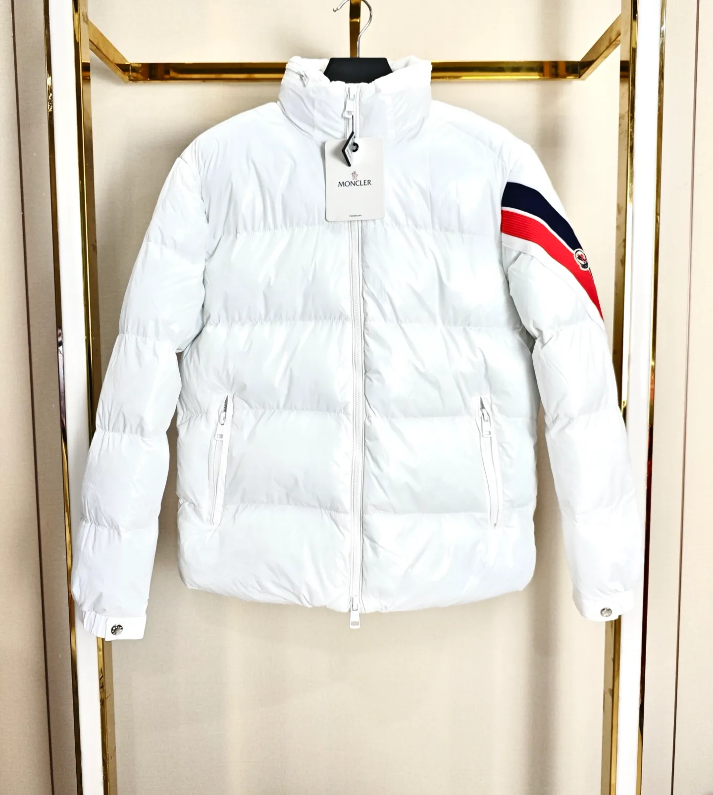 P360 MONCLER / Mouthless Short Matte Customized Webbing Cotton Clothes Customized development of hardware accessories with all details handled in full! We have extremely high requirements for auxiliary materials. We use bile cloth imported from the United States, the price is even close to the price of the fabric, high-density super soft and anti-drilling cotton, the fabric is nano matte fabric, the density reaches 420T. It has good hand feel, high grade, good recovery and high resilience! Clothes are handmade products, and the skill of the workers is very important. The workers are all selected and have been working for many years. The public price is 1.5 times that of ordinary workers. Of course, the clothes produced are simply unmatched by small workshops outside.