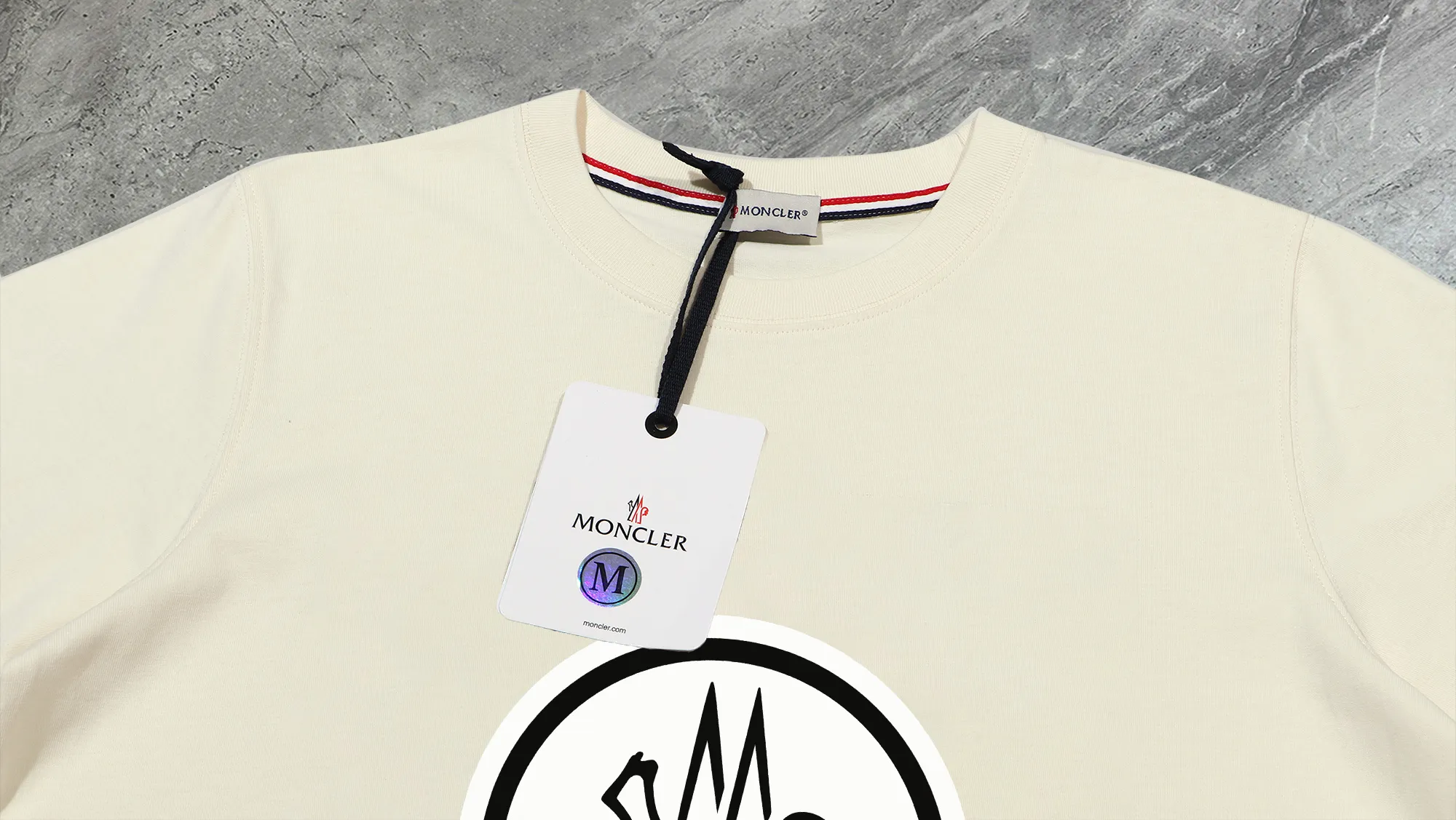 P140 💰Upgraded version "Mobile phone smart sensor ~ NFC chip armband ~ direct access to the official website for anti-counterfeiting" "Moncler ~ Mouth Mouth" 2025 new high-quality round neck short-sleeved T-shirt. The cuffs have imported embroidered labels. Customized dyeing, very comfortable to touch. Super versatile and good-looking short-sleeved. Complete with three labels. Non-market ordinary version. Feel free to compare. Quality is absolutely guaranteed! ‼ First of all, this original fabric is all custom-woven with 32-count double yarn fabric, 250G, and the weight is the same‼ Fine workmanship, double waistcoat method, double waistcoat method, double waistcoat method makes the whole dress more three-dimensional, which is not a craft that ordinary T-shirts can achieve🤪 Size: S-M-L-XL-2XL Color: black, white, apricot, same style for men and women