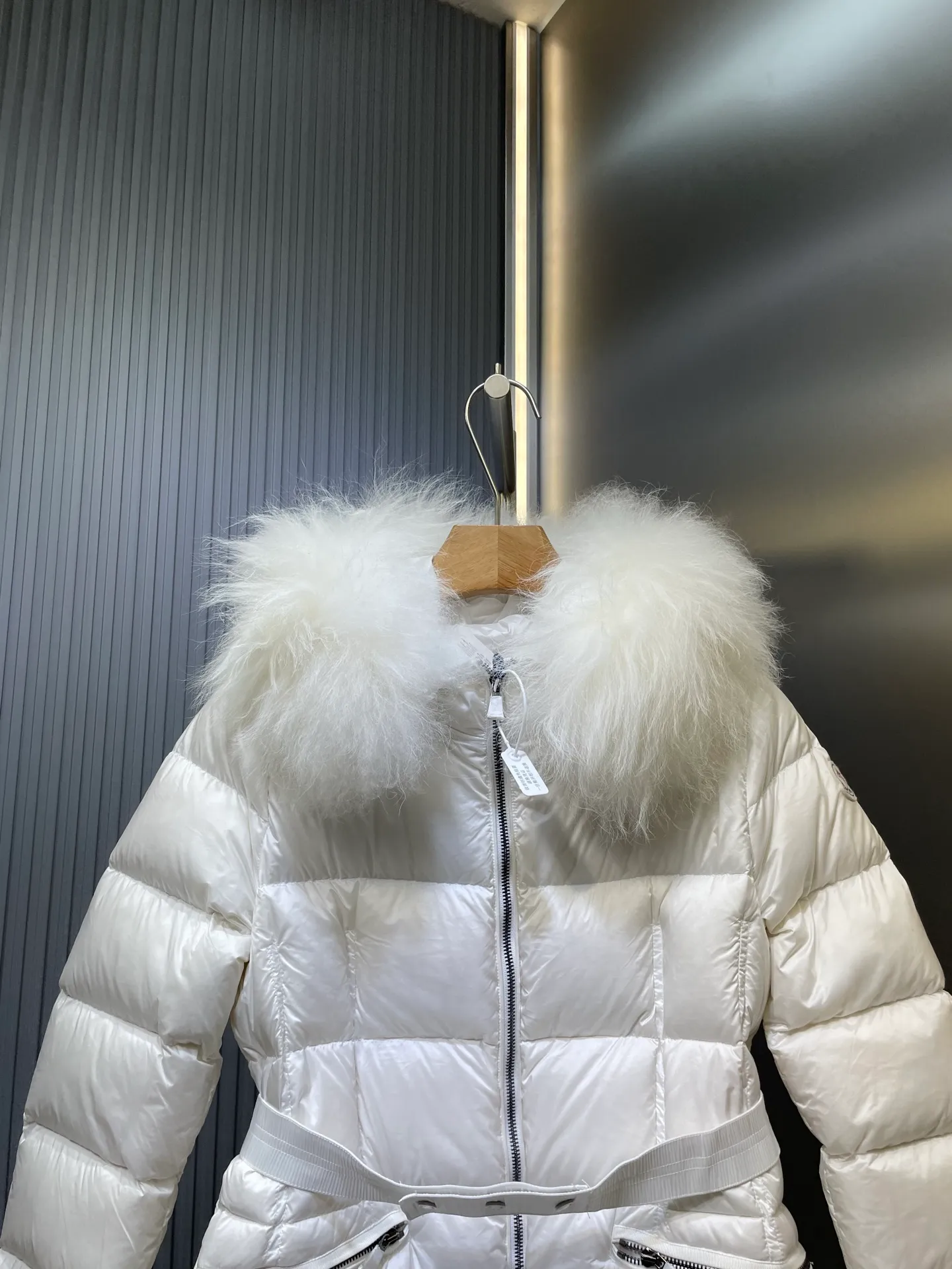 P1300 Long Moncler🌟Women's waist-cinching large fur collar long down jacket. Fashionable waist-cinching fur collar down jacket, designed with nylon Leger carved lines, down filling and iconic Boudin quil seams. Stretch straps at the waist give you a slim and feminine look. A zipper closure with dual zipper pulls and a removable frost fox edge on the hood let you customize the style to suit your climate and needs. The "paper down jacket" made by Heavy Industry will become a new member of the thin style in autumn and winter. The material has a glossy feel, is very light, and has a particularly delicate feel. Wearing it on the body feels lighter and warmer.  The fine and smooth craftsmanship ensures the silhouette of the clothes. The classic down hood and detachable fox fur collar are fluffy, soft and textured. You can intuitively feel its high quality with the naked eye. The fine and visible fur can easily create a small V-face.  The windproof pockets and back waistband design make the entire down jacket slimmer and more fashionable!          Color: Black Size: 1-4