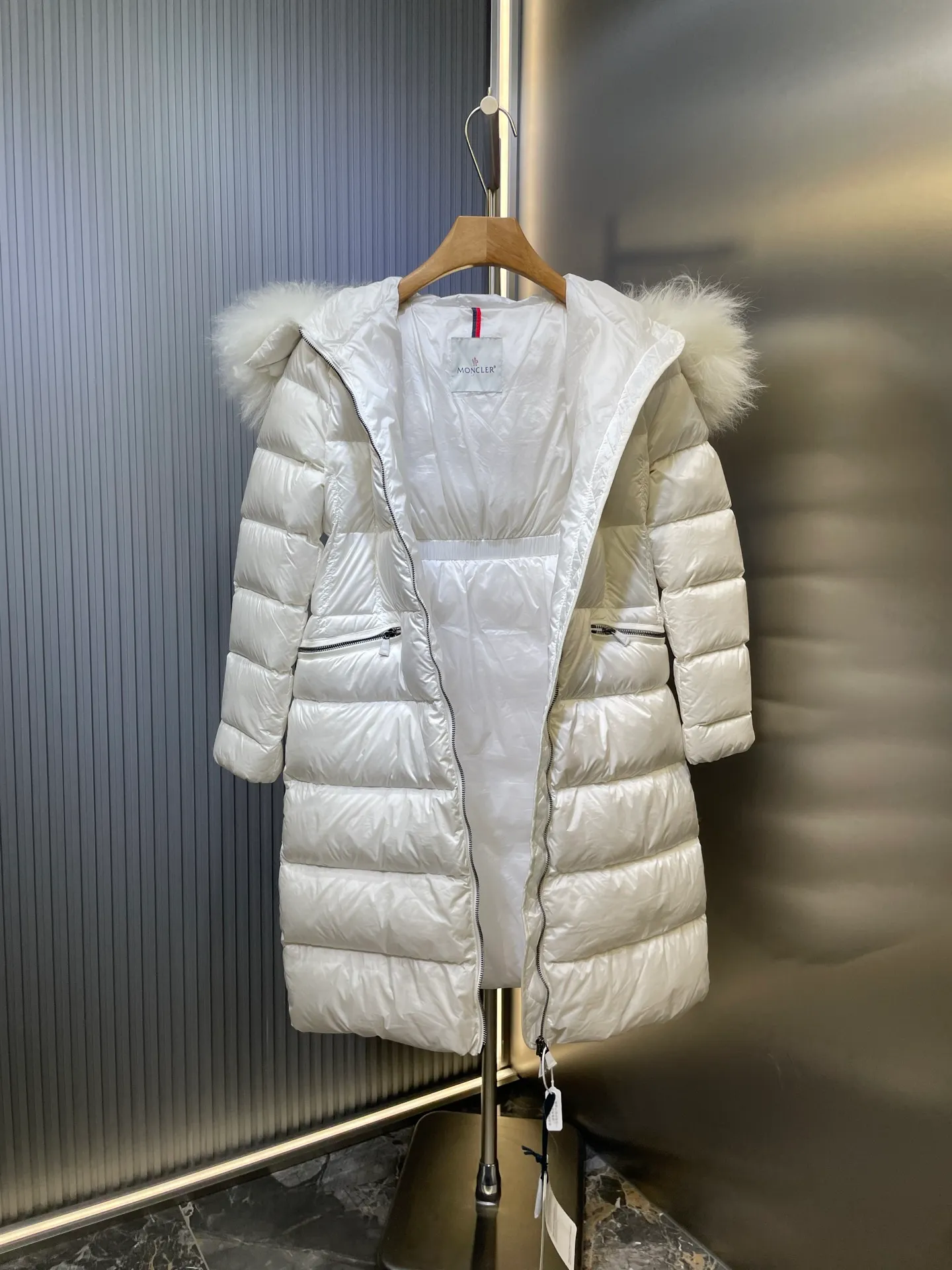 P1300 Long Moncler🌟Women's waist-cinching large fur collar long down jacket. Fashionable waist-cinching fur collar down jacket, designed with nylon Leger carved lines, down filling and iconic Boudin quil seams. Stretch straps at the waist give you a slim and feminine look. A zipper closure with dual zipper pulls and a removable frost fox edge on the hood let you customize the style to suit your climate and needs. The "paper down jacket" made by Heavy Industry will become a new member of the thin style in autumn and winter. The material has a glossy feel, is very light, and has a particularly delicate feel. Wearing it on the body feels lighter and warmer.  The fine and smooth craftsmanship ensures the silhouette of the clothes. The classic down hood and detachable fox fur collar are fluffy, soft and textured. You can intuitively feel its high quality with the naked eye. The fine and visible fur can easily create a small V-face.  The windproof pockets and back waistband design make the entire down jacket slimmer and more fashionable!          Color: Black Size: 1-4