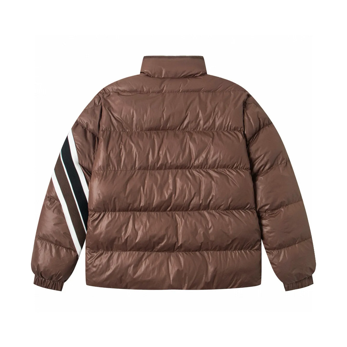 P350 MONCLER/muzzled short matte custom-made webbing cotton jacket, custom-developed hardware accessories, all details are fully processed! We have extremely high requirements for auxiliary materials. We use bile cloth imported from the United States, the price is even close to the price of the fabric, high-density super soft and anti-drilling cotton, the fabric is nano matte fabric, the density reaches 420T. It has good hand feel, high grade, good recovery and high resilience! Clothes are handmade products, and the skill of the workers is very important. The workers are all selected and have been working for many years. The public price is 1.5 times that of ordinary workers. Of course, the clothes produced are simply unmatched by small workshops outside.