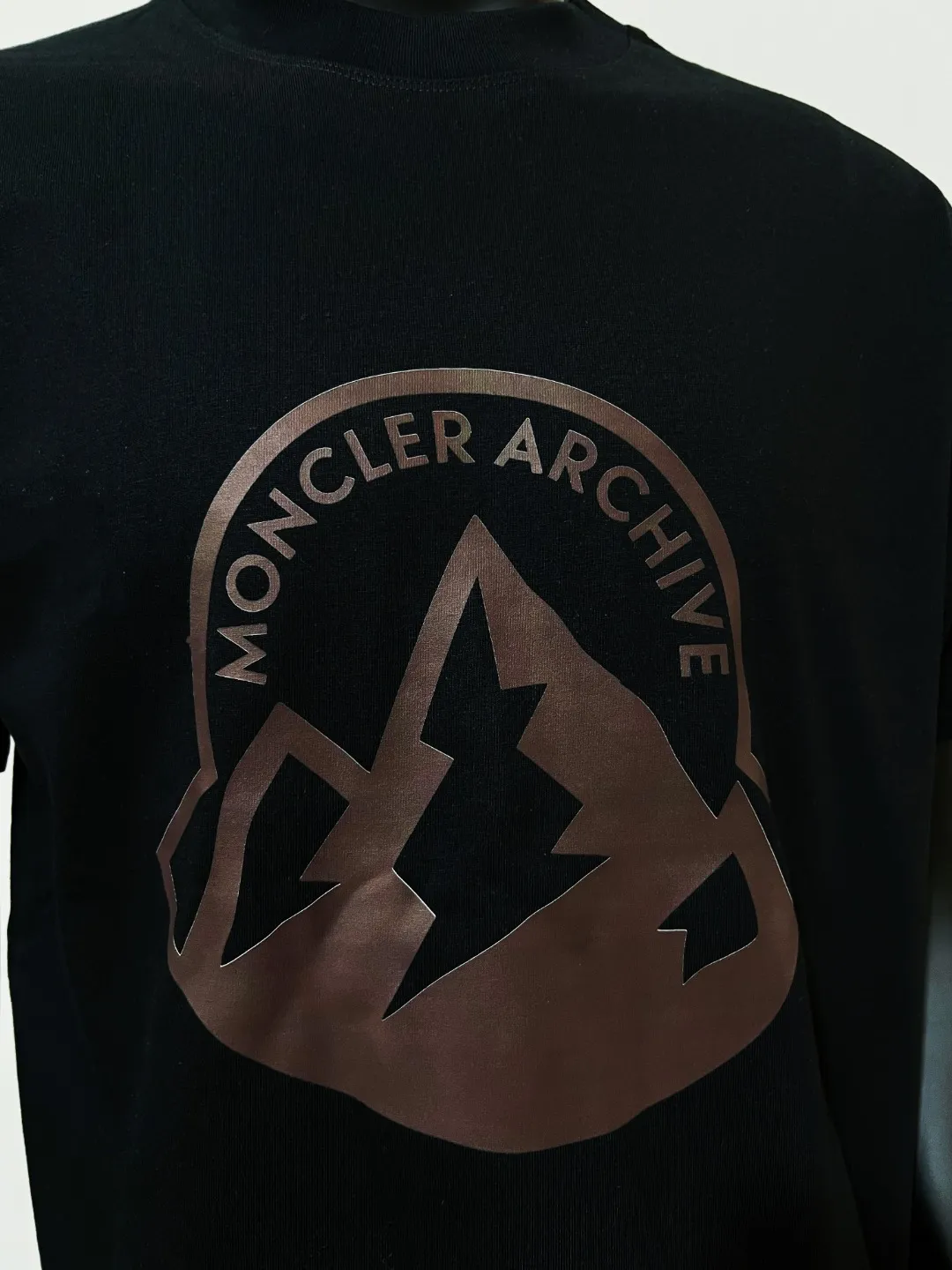 P140 MONCLER is new, 26ss spring and summer new style, official synchronized large logo printed short-sleeved T-shirt, details match the official version, and the size of the logo is strictly controlled , standard size, details are in sync with the official version; 240g double yarn 100% cotton fabric is selected, imported woven thread, the neckline is boned and not easy to deform, washed at high temperature at the factory, the fabric is soft and breathable, does not shrink and prevent deformation, NCF washed mark identification, details are in place, European size version, loose and suitable, the same color as the official website: black, white, size XS-L (L size can wear 200 pounds)