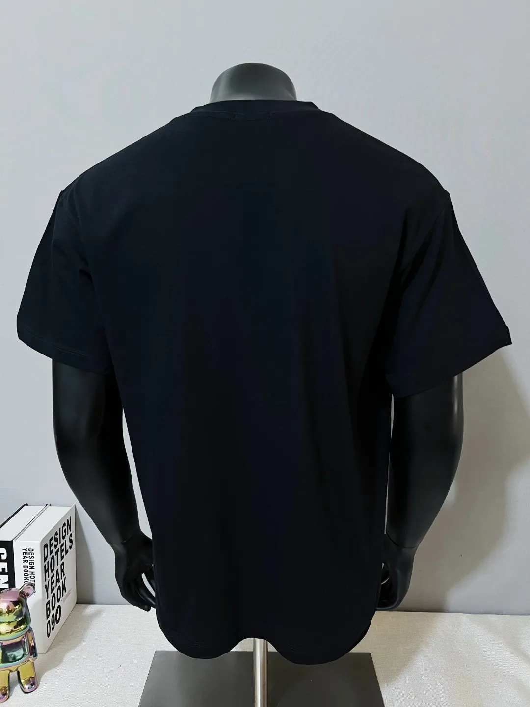 P140 MONCLER is new, 26ss spring and summer new style, official synchronized large logo printed short-sleeved T-shirt, details match the official version, and the size of the logo is strictly controlled , standard size, details are in sync with the official version; 240g double yarn 100% cotton fabric is selected, imported woven thread, the neckline is boned and not easy to deform, washed at high temperature at the factory, the fabric is soft and breathable, does not shrink and prevent deformation, NCF washed mark identification, details are in place, European size version, loose and suitable, the same color as the official website: black, white, size XS-L (L size can wear 200 pounds)