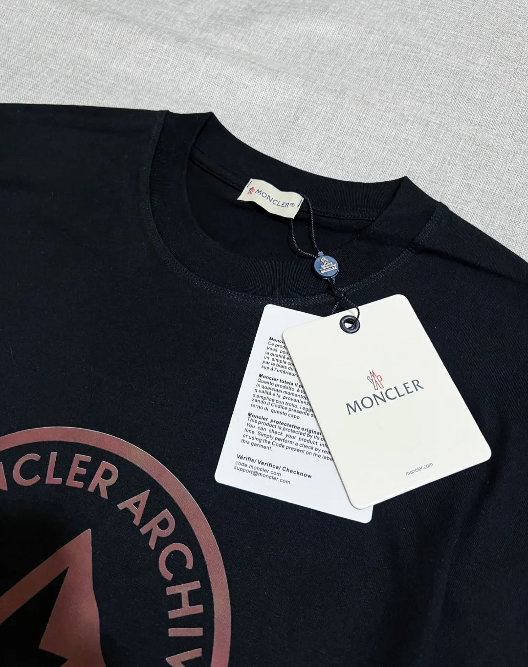 P140 MONCLER is new, 26ss spring and summer new style, official synchronized large logo printed short-sleeved T-shirt, details match the official version, and the size of the logo is strictly controlled , standard size, details are in sync with the official version; 240g double yarn 100% cotton fabric is selected, imported woven thread, the neckline is boned and not easy to deform, washed at high temperature at the factory, the fabric is soft and breathable, does not shrink and prevent deformation, NCF washed mark identification, details are in place, European size version, loose and suitable, the same color as the official website: black, white, size XS-L (L size can wear 200 pounds)