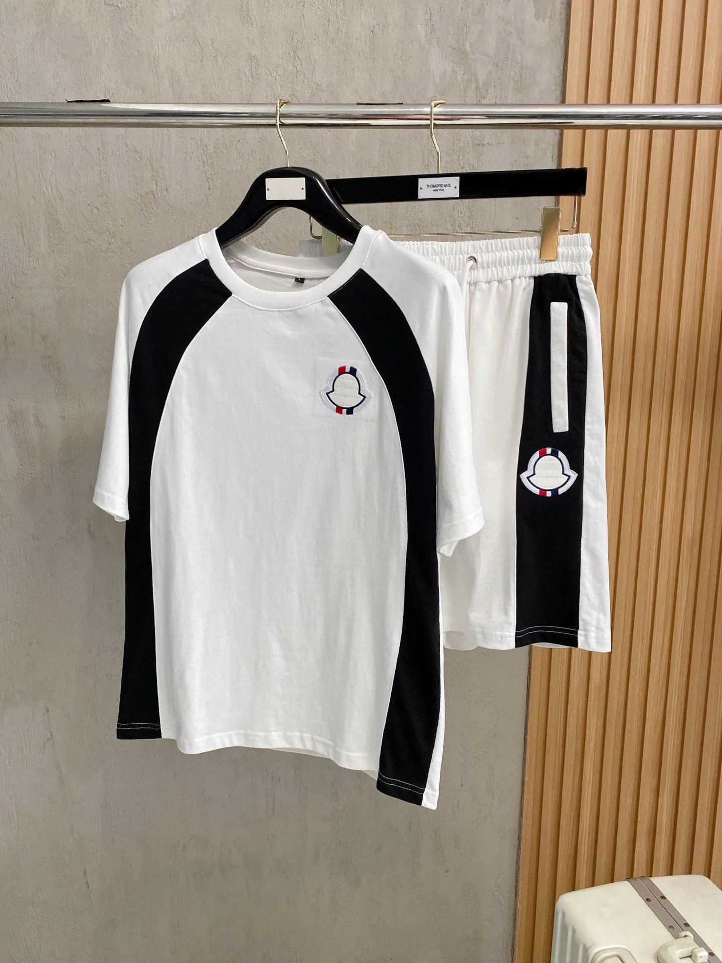 P570 Brand [MONCLER Mouth Covered] 2025 round neck short-sleeved shorts suit. The pure cotton fabric upper body will not be stuffy, the smooth and comfortable skin-friendly effect is more breathable, the fabric has its own texture, classic logo technology, a new interpretation from a unique angle, fashionable and versatile choice! Size: M-3XL (maximum wear: 190 pounds)