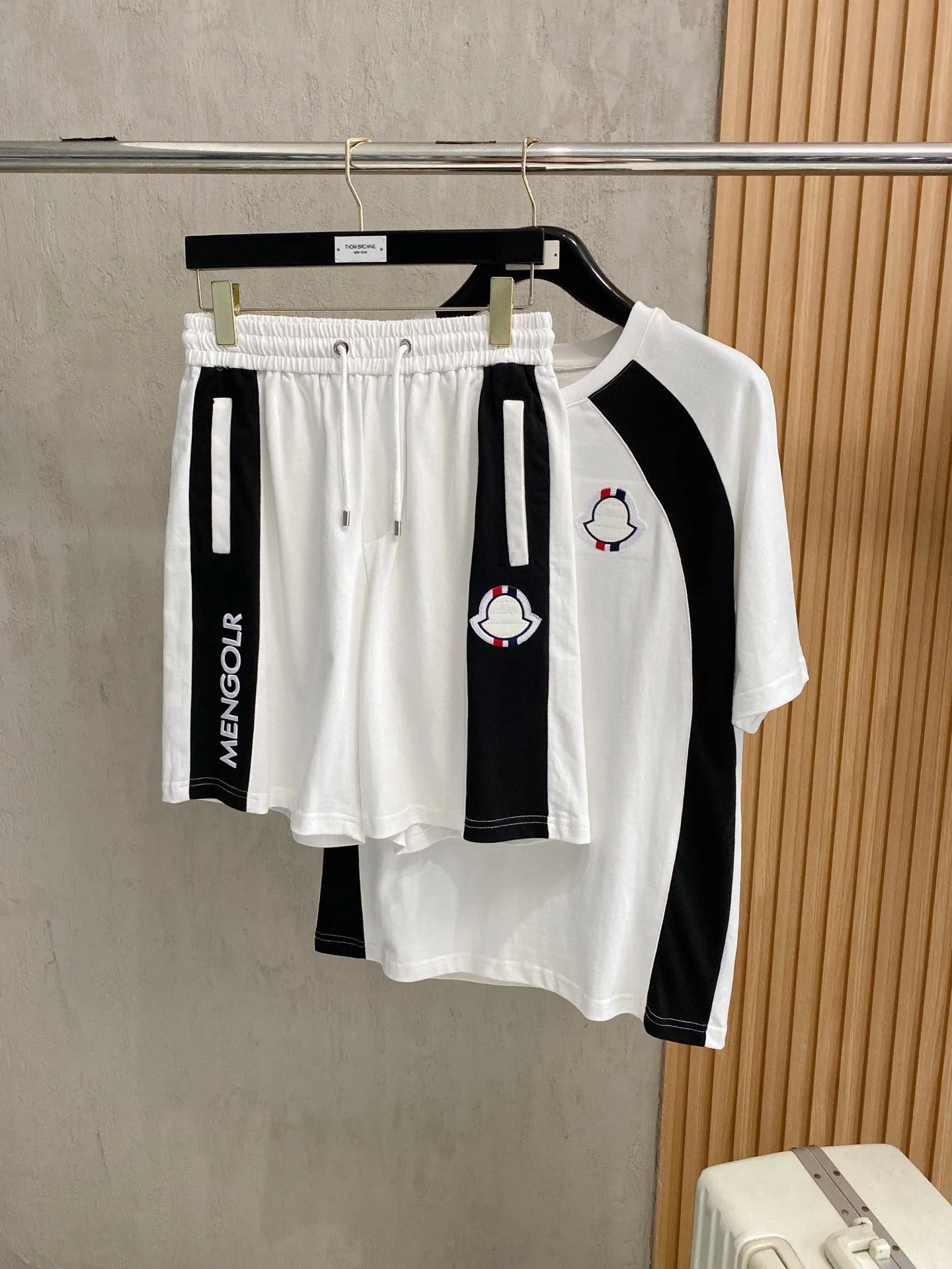 P570 Brand [MONCLER Mouth Covered] 2025 round neck short-sleeved shorts suit. The pure cotton fabric upper body will not be stuffy, the smooth and comfortable skin-friendly effect is more breathable, the fabric has its own texture, classic logo technology, a new interpretation from a unique angle, fashionable and versatile choice! Size: M-3XL (maximum wear: 190 pounds)