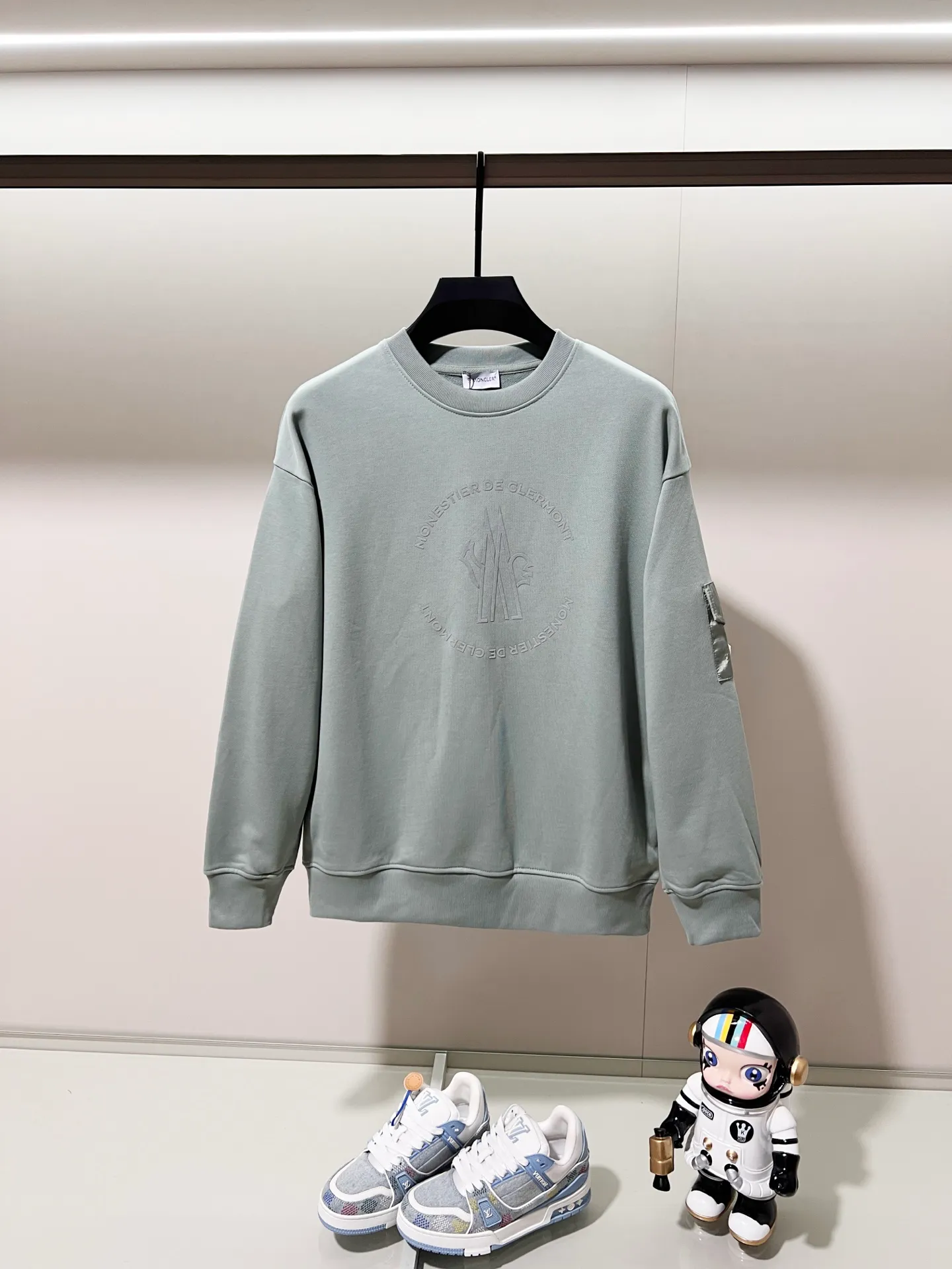 P220 MONCLER/Mask 420g pure cotton round neck sweatshirt, flocked printed letter LOGO, arm nylon chapter pocket logo, official synchronization, high version, high quality, fashionable personality, versatile trend, pure original quality, original fabric, tag, collar label, washed wheat, complete three standards, color: black, apricot, light green. Size: XS-L