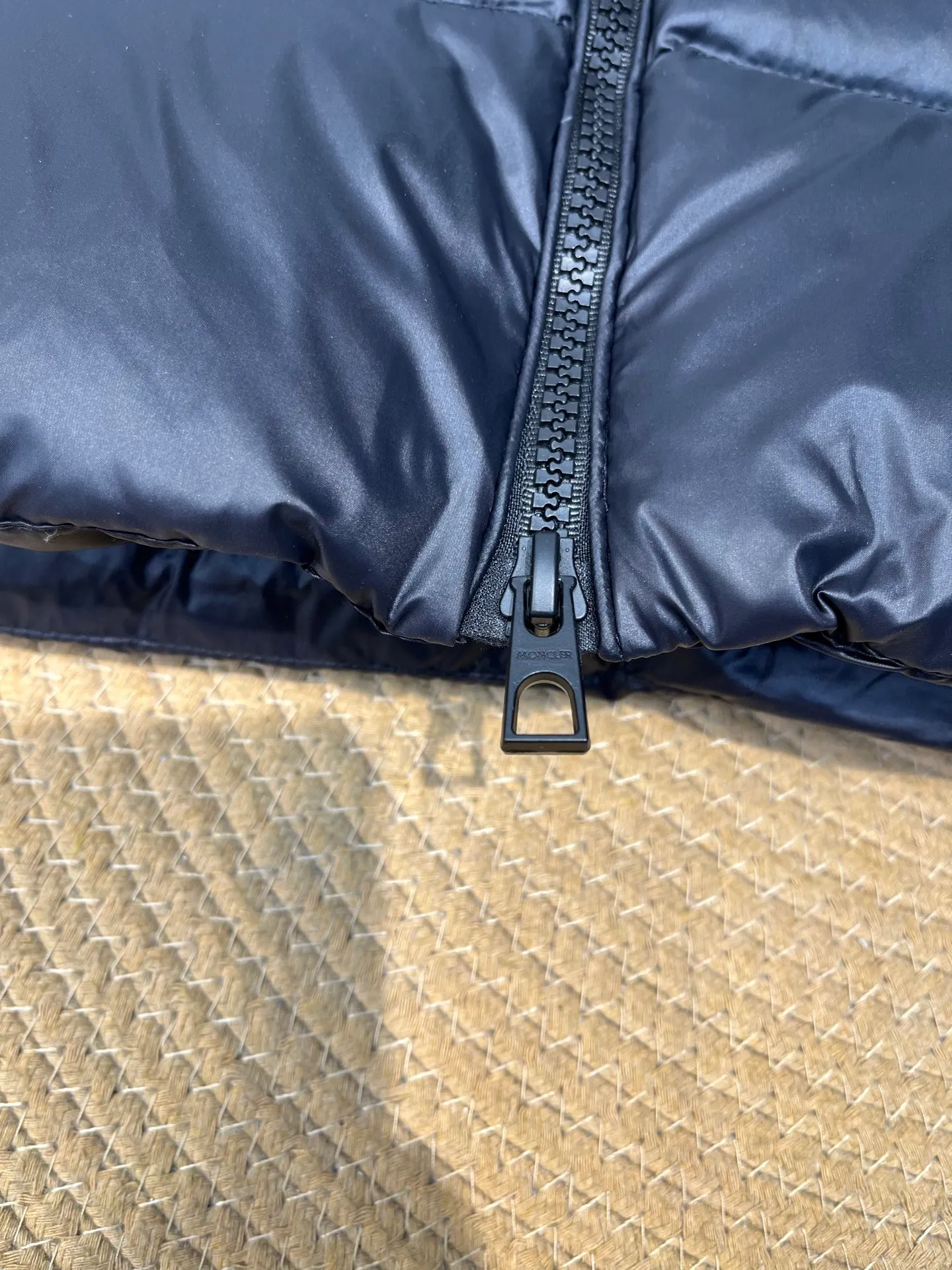 P780 moncler 🌟down jacket, original custom-made hardware accessories, all imported and original customization, welcome to compare, absolutely high quality, using top-grade 90 white duck down, super soft, fluffy and plump, super heavy-duty, excellent fabric workmanship, perfect version. Note⚠The fabric is super comfortable, exclusive model, non-market goods, same sizes for men and women.  size: 1234