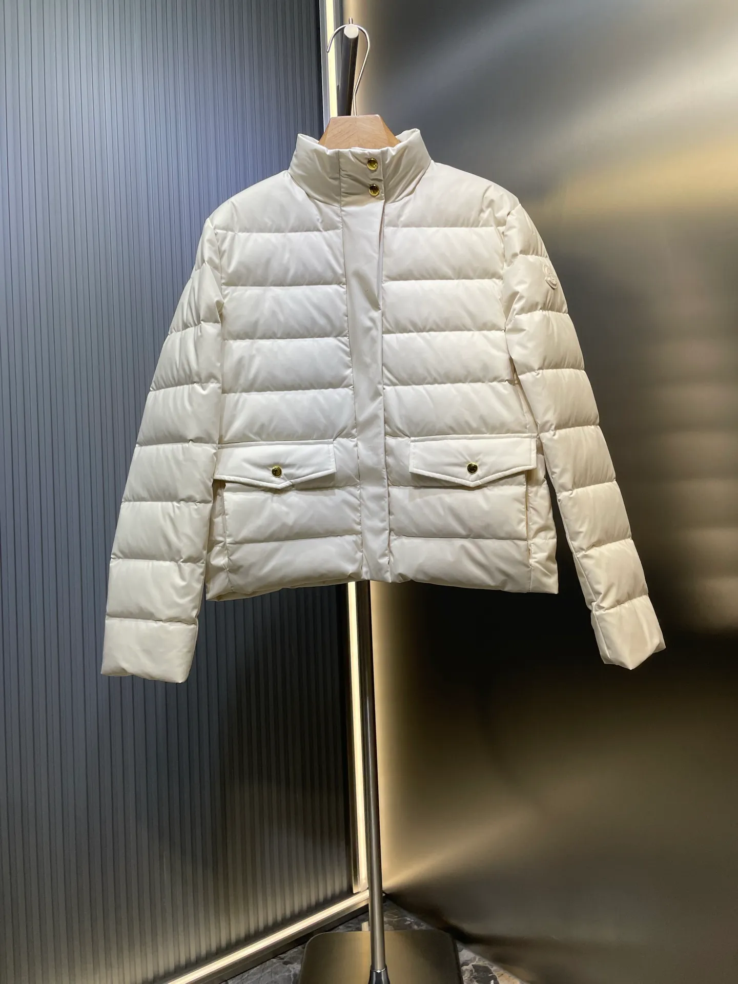 P710 Moncler 🌟Stand-lapel down cotton jacket Customized YB imported windproof and environmentally friendly regenerated nylon material. The process is restored and upgraded. The material has the waterproof, windproof and cold-proof function of nylon. Down cotton filling inside makes the whole piece light and warm. Zipper placket. Lapel stand-up collar two-wear design. Classic rectangular strip embossed treatment. Various styles. Iconic and obvious logo embellishment on the outside of the arm, showing a low-key sense of luxury. Lapel pocket design is practical to keep out the cold. Exquisite details can successfully get rid of dullness. Integrate warmth and fashion. Customized surface accessories. Look for the correct version. Down filling standard: national standard 90 down. Size: s m l