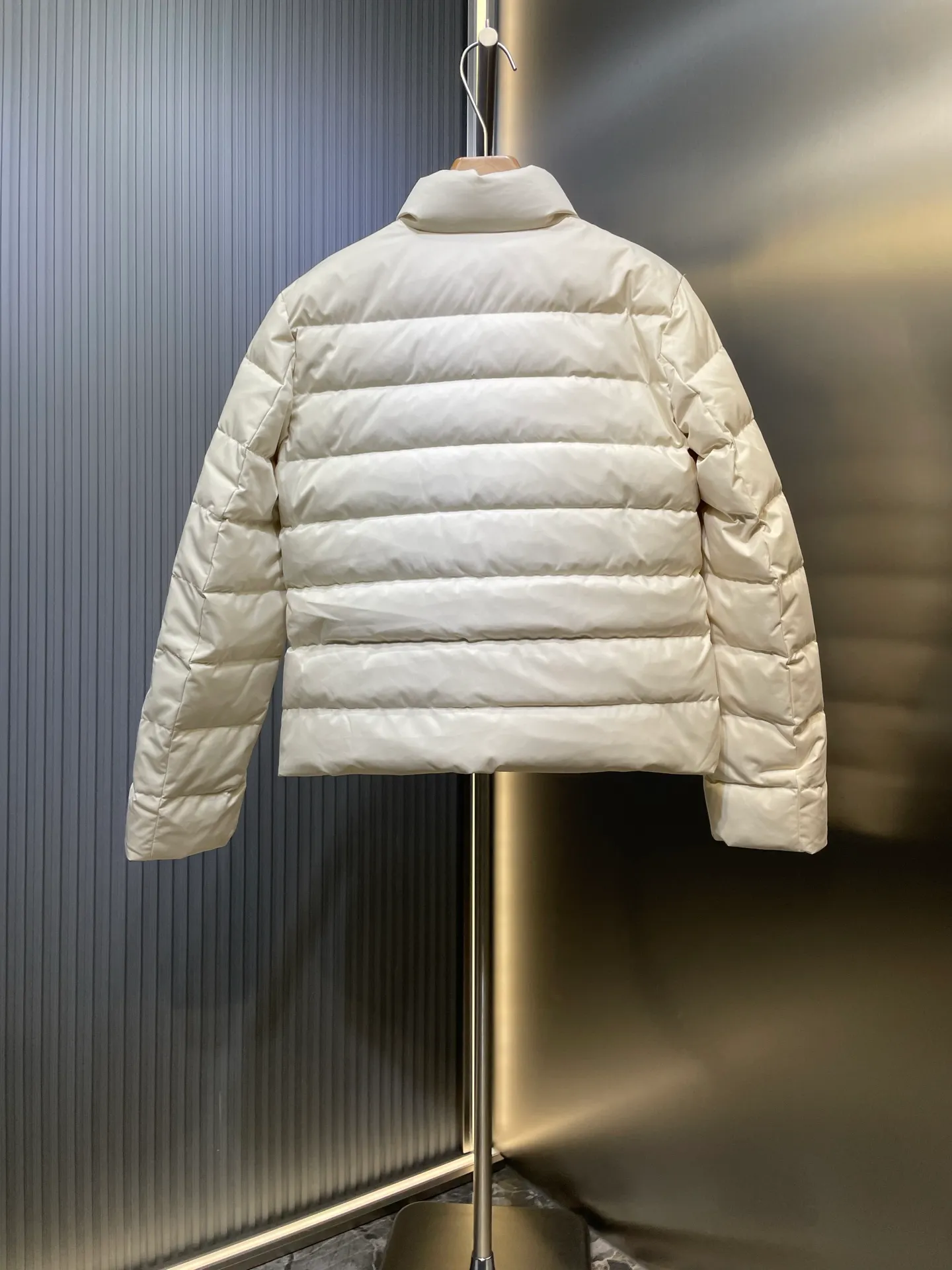 P710 Moncler 🌟Stand-lapel down cotton jacket Customized YB imported windproof and environmentally friendly regenerated nylon material. The process is restored and upgraded. The material has the waterproof, windproof and cold-proof function of nylon. Down cotton filling inside makes the whole piece light and warm. Zipper placket. Lapel stand-up collar two-wear design. Classic rectangular strip embossed treatment. Various styles. Iconic and obvious logo embellishment on the outside of the arm, showing a low-key sense of luxury. Lapel pocket design is practical to keep out the cold. Exquisite details can successfully get rid of dullness. Integrate warmth and fashion. Customized surface accessories. Look for the correct version. Down filling standard: national standard 90 down. Size: s m l