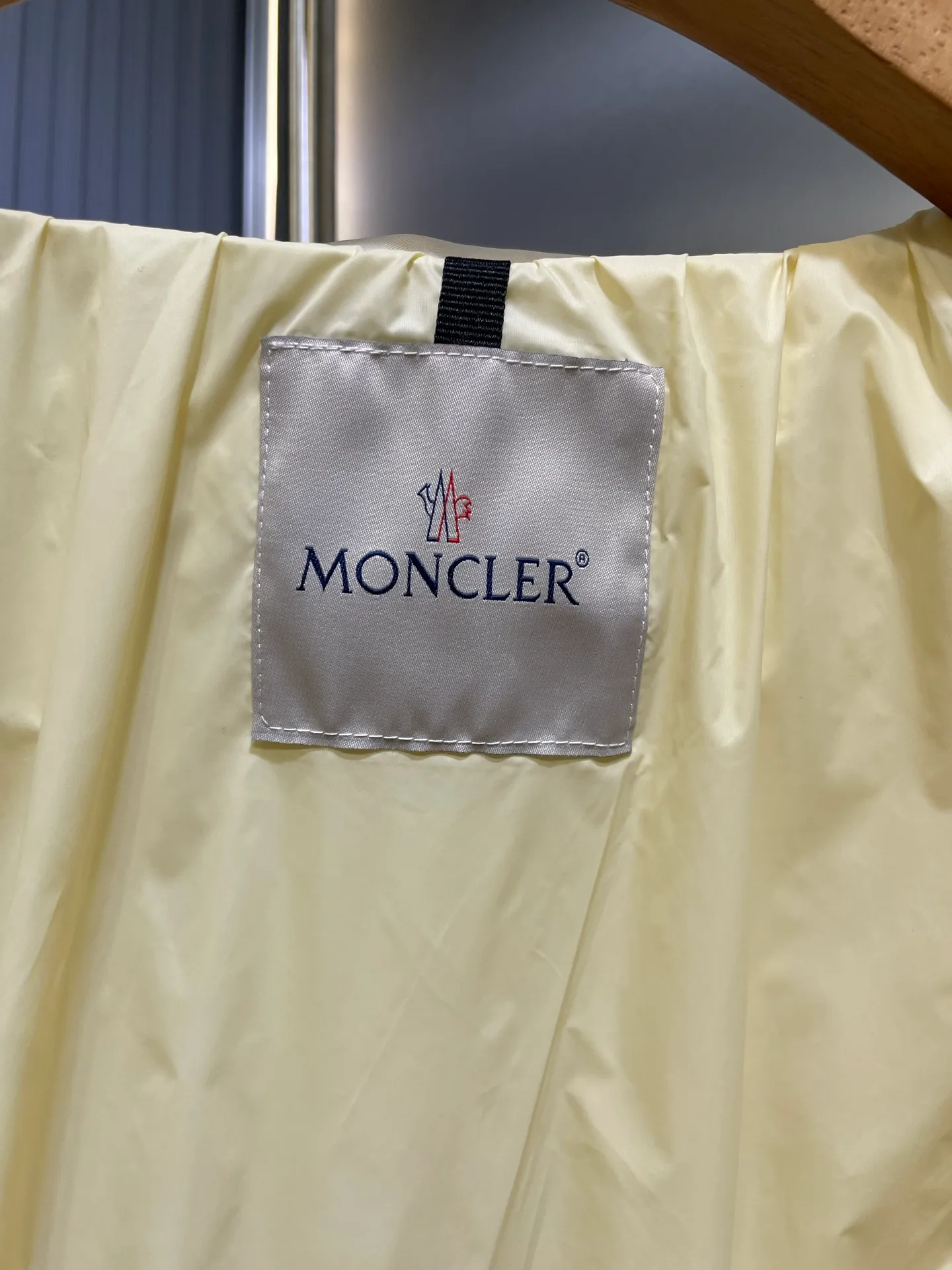 P710 Moncler 🌟Stand-lapel down cotton jacket Customized YB imported windproof and environmentally friendly regenerated nylon material. The process is restored and upgraded. The material has the waterproof, windproof and cold-proof function of nylon. Down cotton filling inside makes the whole piece light and warm. Zipper placket. Lapel stand-up collar two-wear design. Classic rectangular strip embossed treatment. Various styles. Iconic and obvious logo embellishment on the outside of the arm, showing a low-key sense of luxury. Lapel pocket design is practical to keep out the cold. Exquisite details can successfully get rid of dullness. Integrate warmth and fashion. Customized surface accessories. Look for the correct version. Down filling standard: national standard 90 down. Size: s m l