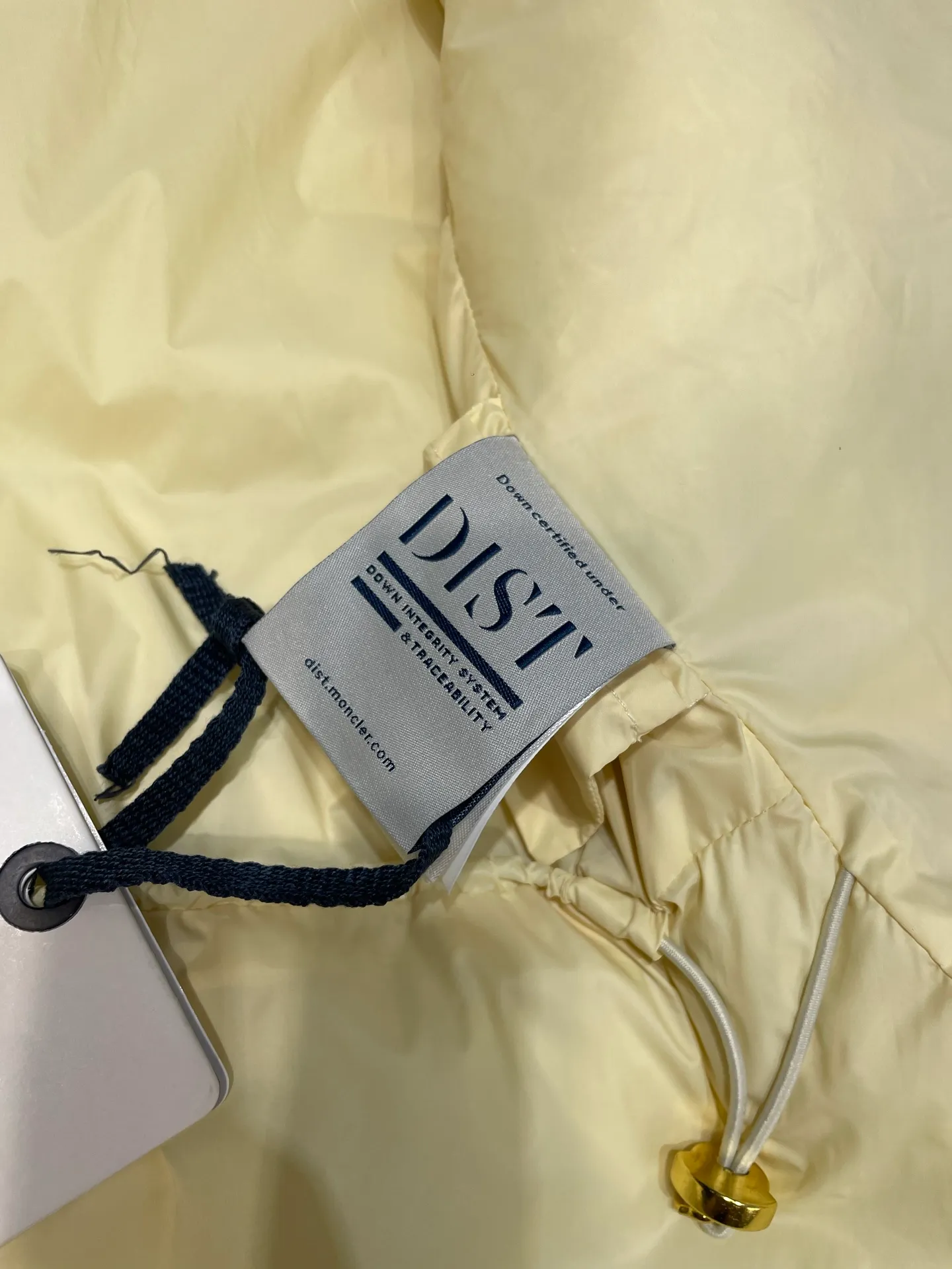 P710 Moncler 🌟Stand-lapel down cotton jacket Customized YB imported windproof and environmentally friendly regenerated nylon material. The process is restored and upgraded. The material has the waterproof, windproof and cold-proof function of nylon. Down cotton filling inside makes the whole piece light and warm. Zipper placket. Lapel stand-up collar two-wear design. Classic rectangular strip embossed treatment. Various styles. Iconic and obvious logo embellishment on the outside of the arm, showing a low-key sense of luxury. Lapel pocket design is practical to keep out the cold. Exquisite details can successfully get rid of dullness. Integrate warmth and fashion. Customized surface accessories. Look for the correct version. Down filling standard: national standard 90 down. Size: s m l