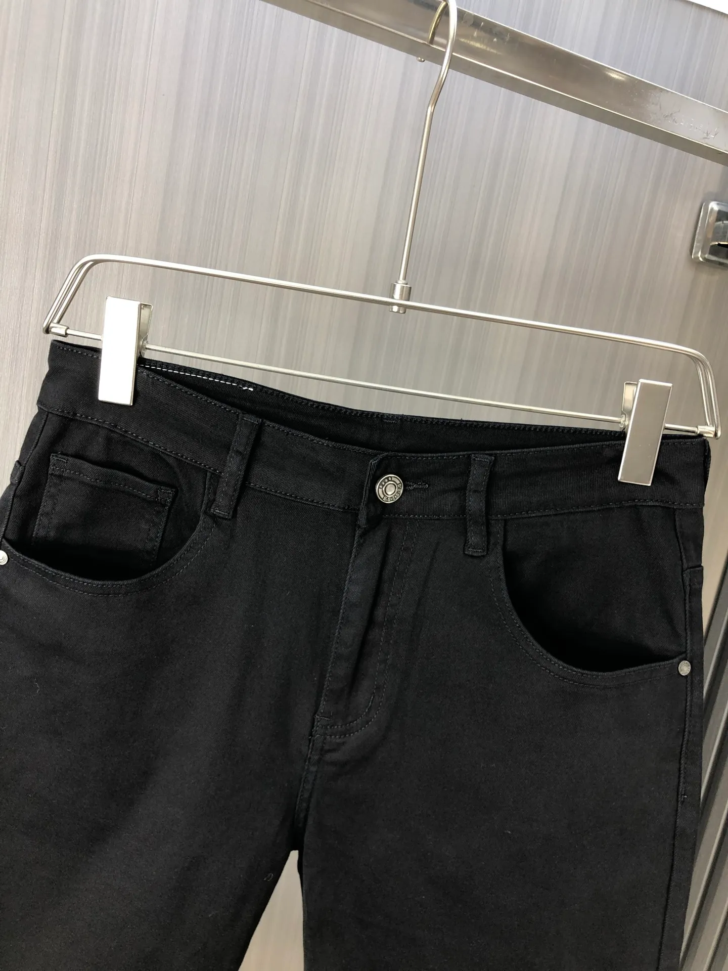 P220 MONCLER hooded shorts are the latest new men’s jeans for spring and summer 2025! Heavy-duty washed denim fabric, customized fabric is softer and more comfortable than ordinary denim fabric! Ultra-heavy industrial washing process and double process washing. The entire pair of pants has a comfortable feel, top-notch fineness and breathability. All hardware brand logos are custom-made, and the materials are selected with the best attributes. The elasticity of the fabric is very good and the comfort is great! The low-key design style is simple and elegant. Yardage: 28-38 (no 35.37)