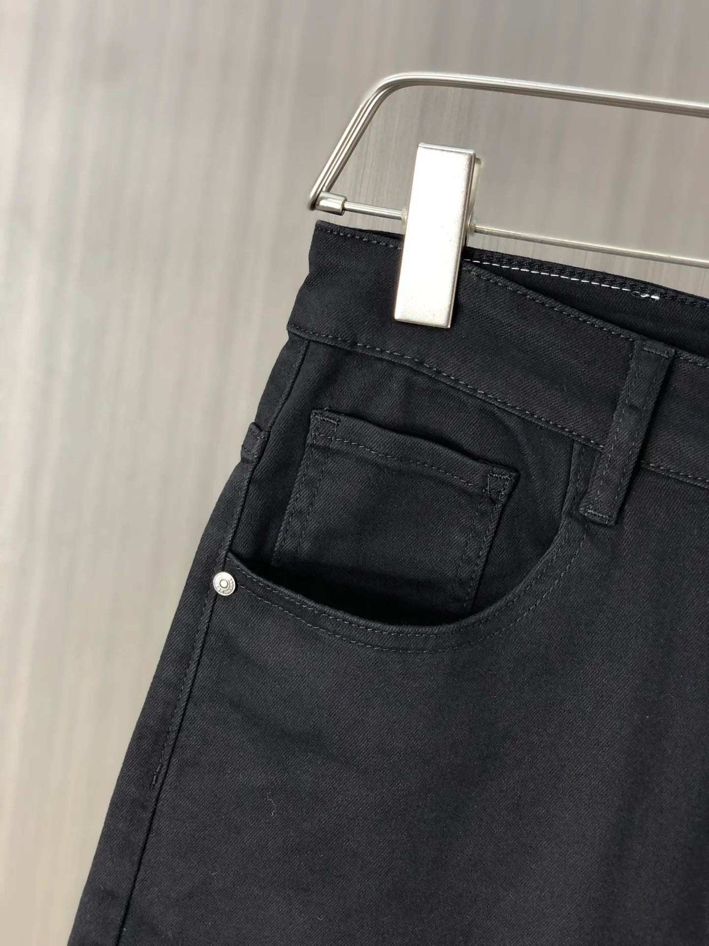 P220 MONCLER hooded shorts are the latest new men’s jeans for spring and summer 2025! Heavy-duty washed denim fabric, customized fabric is softer and more comfortable than ordinary denim fabric! Ultra-heavy industrial washing process and double process washing. The entire pair of pants has a comfortable feel, top-notch fineness and breathability. All hardware brand logos are custom-made, and the materials are selected with the best attributes. The elasticity of the fabric is very good and the comfort is great! The low-key design style is simple and elegant. Yardage: 28-38 (no 35.37)