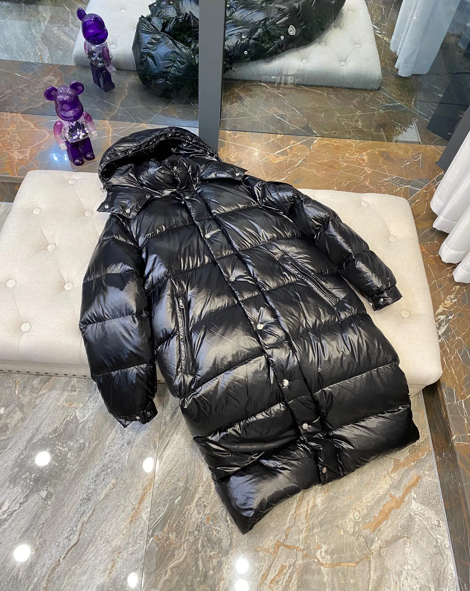 P820. Moncler mid-length down jacket♨️ A down jacket that condenses the essence of Moncler’s century-old down jacket! Give you enough warmth! 🔥 The outer layer is made of the commonly used Toray nylon fabric 💦Windproof, rainproof and warm, 🦆The inside is filled with 90% duck down, all of which are made of pure velvet. There is absolutely no stiffness or impurity feeling! Don’t worry about keeping warm in winter! It can be said that no matter where you are in China, you will not feel the slightest chill~ You can feel it for yourself when you receive the clothes. The down is very delicate 🙌🏻The tailoring is very neat, making people look energetic. Knee-length, lightweight, warm, and very secure! A classic not to be missed! I like it but I hesitate but it’s out of stock... 😍 Code number: 1 2 3 4 5