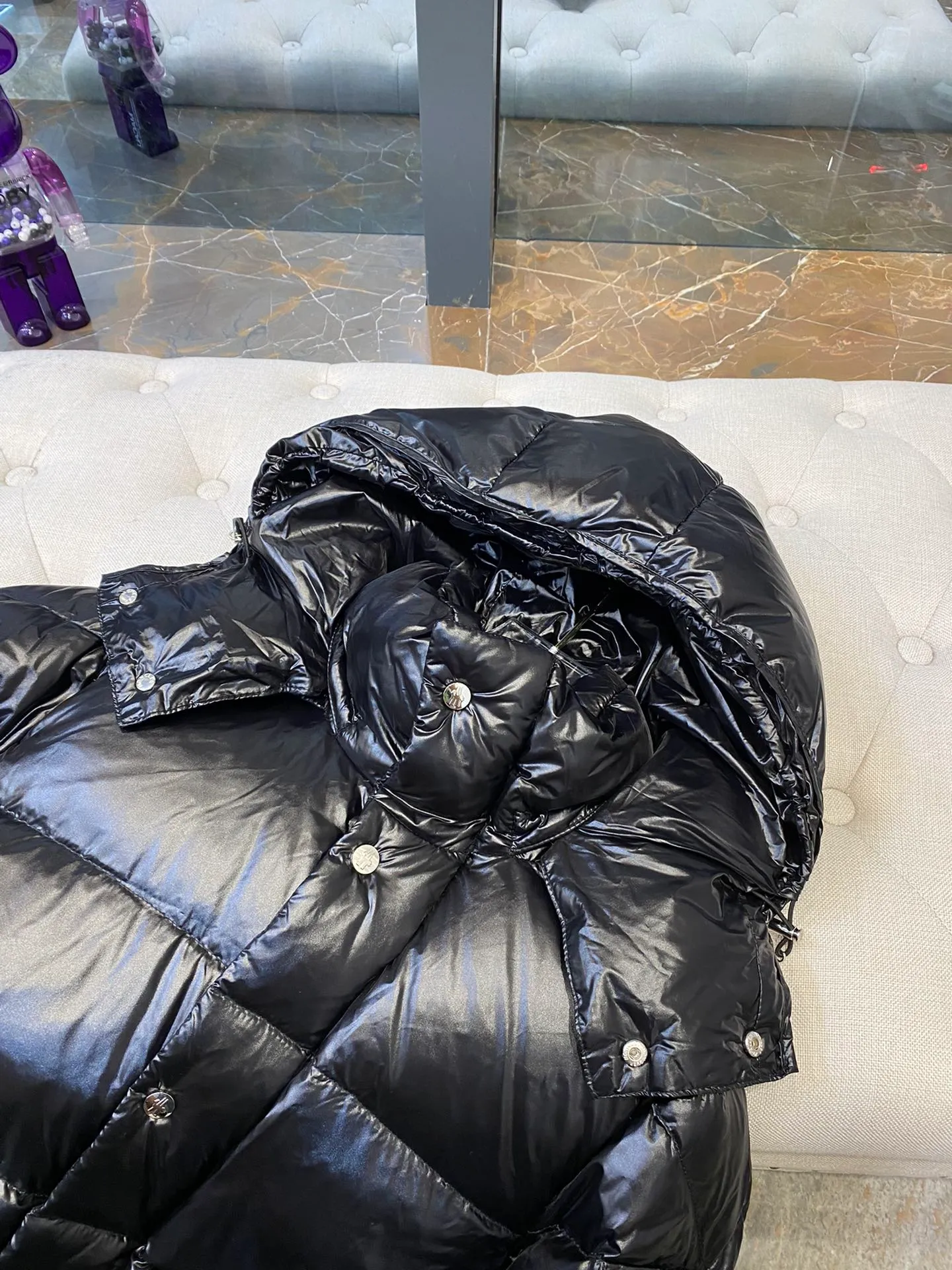 P820. Moncler mid-length down jacket♨️ A down jacket that condenses the essence of Moncler’s century-old down jacket! Give you enough warmth! 🔥 The outer layer is made of the commonly used Toray nylon fabric 💦Windproof, rainproof and warm, 🦆The inside is filled with 90% duck down, all of which are made of pure velvet. There is absolutely no stiffness or impurity feeling! Don’t worry about keeping warm in winter! It can be said that no matter where you are in China, you will not feel the slightest chill~ You can feel it for yourself when you receive the clothes. The down is very delicate 🙌🏻The tailoring is very neat, making people look energetic. Knee-length, lightweight, warm, and very secure! A classic not to be missed! I like it but I hesitate but it’s out of stock... 😍 Code number: 1 2 3 4 5