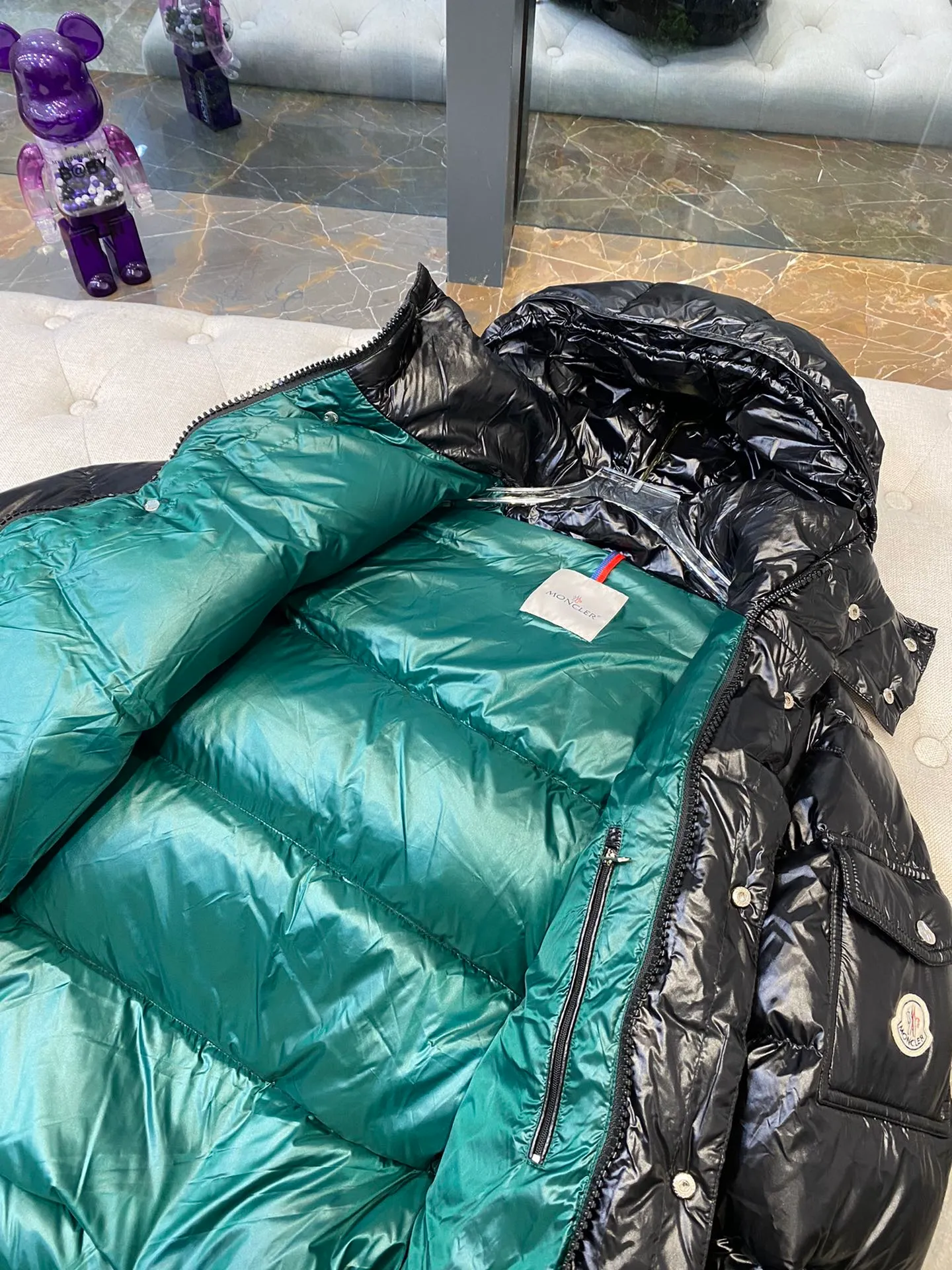 P820. Moncler mid-length down jacket♨️ A down jacket that condenses the essence of Moncler’s century-old down jacket! Give you enough warmth! 🔥 The outer layer is made of the commonly used Toray nylon fabric 💦Windproof, rainproof and warm, 🦆The inside is filled with 90% duck down, all of which are made of pure velvet. There is absolutely no stiffness or impurity feeling! Don’t worry about keeping warm in winter! It can be said that no matter where you are in China, you will not feel the slightest chill~ You can feel it for yourself when you receive the clothes. The down is very delicate 🙌🏻The tailoring is very neat, making people look energetic. Knee-length, lightweight, warm, and very secure! A classic not to be missed! I like it but I hesitate but it’s out of stock... 😍 Code number: 1 2 3 4 5