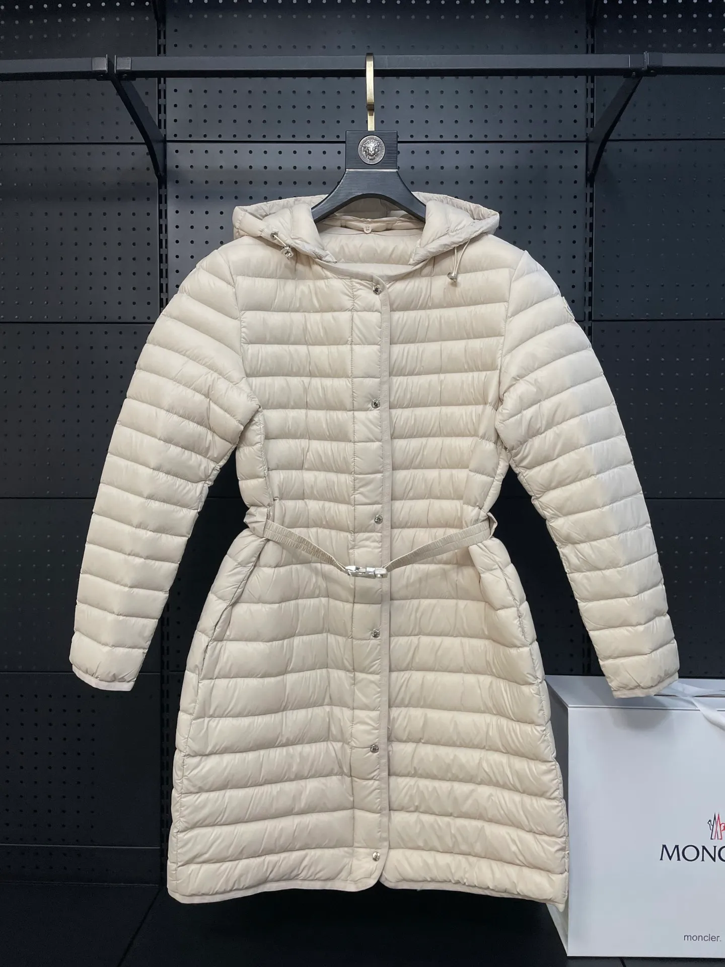 P760 Moncler recently launched OREDONN women's mid-length slim belted goose down jacket. ✨Complete three labels, synchronized with counters ✨90% goose down filling ✨Slim-fitting waistband design, not picky. Milanese brand Moncler is a benchmark brand in the ski wear industry, and it knows the secret of keeping warm in cold weather. If you want proof, just wear an oredon parka jacket. Made from durable shell and filled with down for added warmth, the silhouette features a quilted and drawstring hood and an elasticated hem for extra protection on chilly days.  Moncler shell down jacket 100% polyamide; filling 90% down, 10% feather; lining 100% polyamide Concealed zip fastening at front Regular fit, drawstring hood, long sleeves, elasticated sleeves and hem, brand badge on sleeves, two front straight pockets with snap buttons, waistband with elasticated waistband, quilted pattern, branded silver Sizes: 0-3