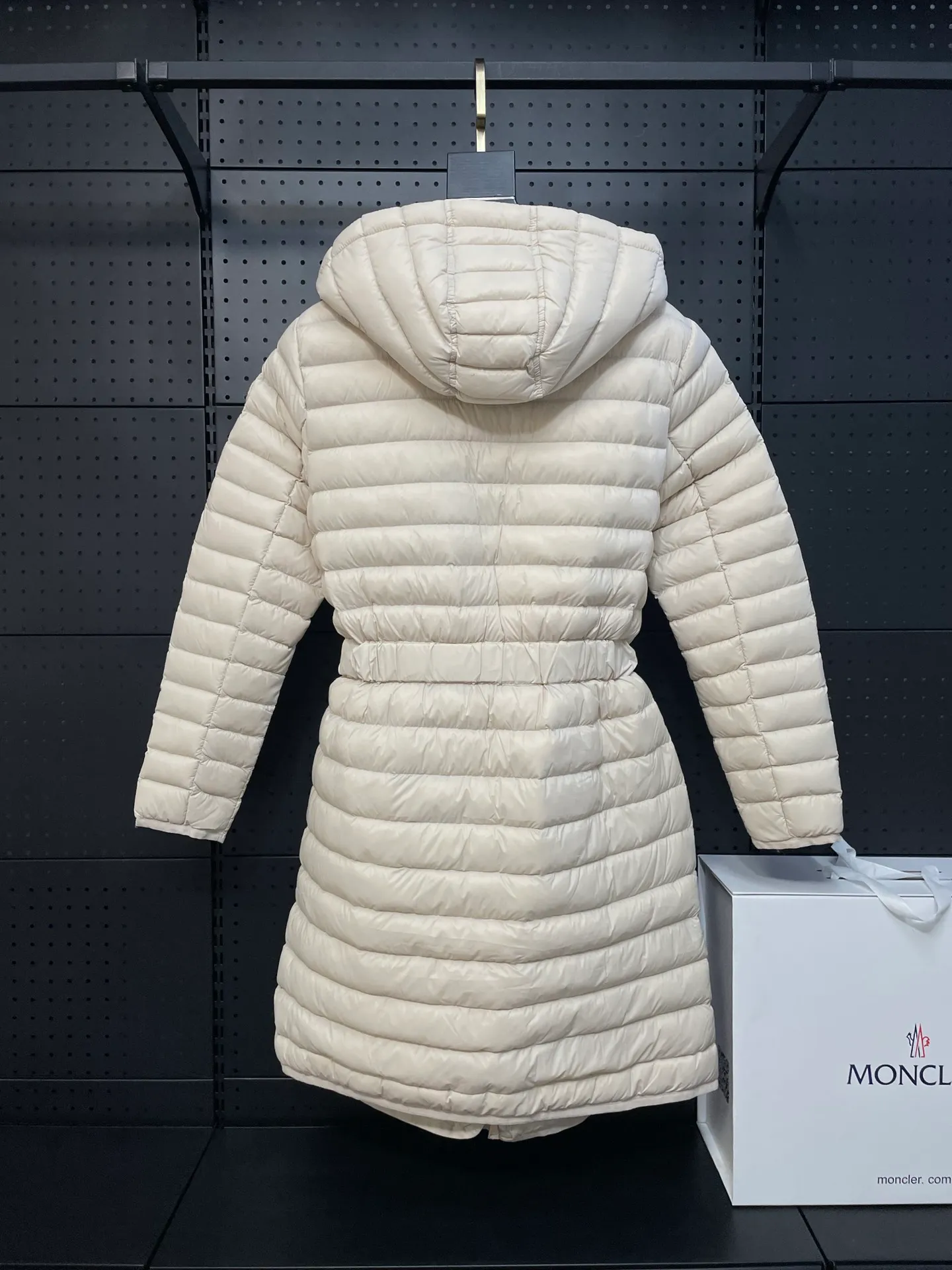 P760 Moncler recently launched OREDONN women's mid-length slim belted goose down jacket. ✨Complete three labels, synchronized with counters ✨90% goose down filling ✨Slim-fitting waistband design, not picky. Milanese brand Moncler is a benchmark brand in the ski wear industry, and it knows the secret of keeping warm in cold weather. If you want proof, just wear an oredon parka jacket. Made from durable shell and filled with down for added warmth, the silhouette features a quilted and drawstring hood and an elasticated hem for extra protection on chilly days.  Moncler shell down jacket 100% polyamide; filling 90% down, 10% feather; lining 100% polyamide Concealed zip fastening at front Regular fit, drawstring hood, long sleeves, elasticated sleeves and hem, brand badge on sleeves, two front straight pockets with snap buttons, waistband with elasticated waistband, quilted pattern, branded silver Sizes: 0-3