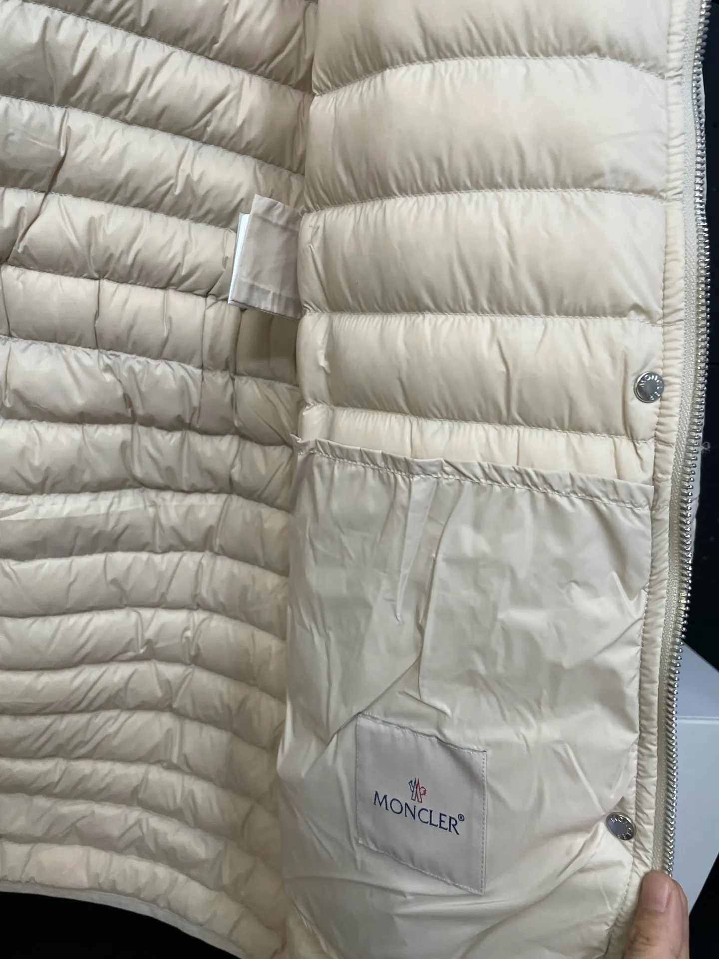 P760 Moncler recently launched OREDONN women's mid-length slim belted goose down jacket. ✨Complete three labels, synchronized with counters ✨90% goose down filling ✨Slim-fitting waistband design, not picky. Milanese brand Moncler is a benchmark brand in the ski wear industry, and it knows the secret of keeping warm in cold weather. If you want proof, just wear an oredon parka jacket. Made from durable shell and filled with down for added warmth, the silhouette features a quilted and drawstring hood and an elasticated hem for extra protection on chilly days.  Moncler shell down jacket 100% polyamide; filling 90% down, 10% feather; lining 100% polyamide Concealed zip fastening at front Regular fit, drawstring hood, long sleeves, elasticated sleeves and hem, brand badge on sleeves, two front straight pockets with snap buttons, waistband with elasticated waistband, quilted pattern, branded silver Sizes: 0-3