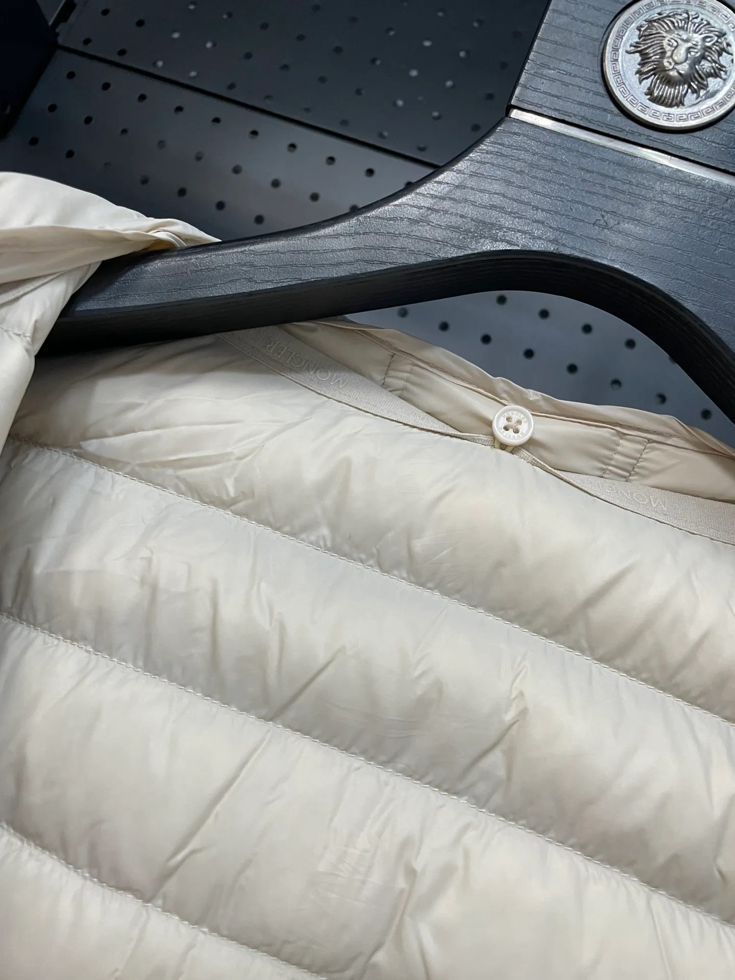 P760 Moncler recently launched OREDONN women's mid-length slim belted goose down jacket. ✨Complete three labels, synchronized with counters ✨90% goose down filling ✨Slim-fitting waistband design, not picky. Milanese brand Moncler is a benchmark brand in the ski wear industry, and it knows the secret of keeping warm in cold weather. If you want proof, just wear an oredon parka jacket. Made from durable shell and filled with down for added warmth, the silhouette features a quilted and drawstring hood and an elasticated hem for extra protection on chilly days.  Moncler shell down jacket 100% polyamide; filling 90% down, 10% feather; lining 100% polyamide Concealed zip fastening at front Regular fit, drawstring hood, long sleeves, elasticated sleeves and hem, brand badge on sleeves, two front straight pockets with snap buttons, waistband with elasticated waistband, quilted pattern, branded silver Sizes: 0-3