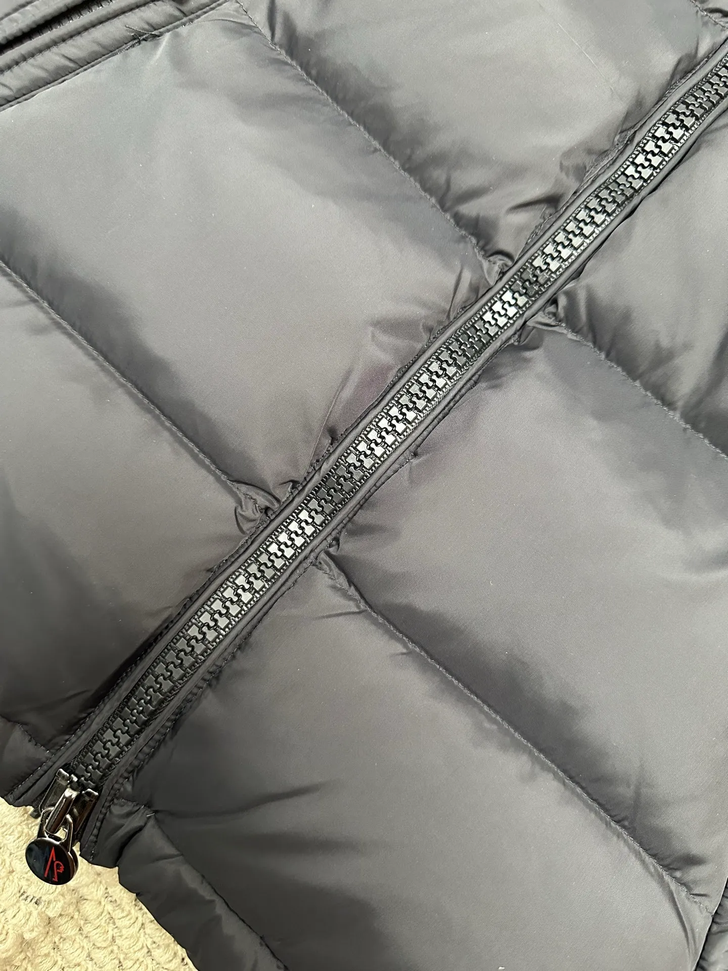 P1160 New down jacket⬆️Moncler Mayaf short men's down jacket jacket. The hood is removable and the fur collar is removable. Based on Maya, a removable fur collar is added. The Mayaf men's hooded down jacket is made of functional nylon fabric, and the hood is equipped with removable synthetic material trim.  The Mayaf short down jacket is a reinterpretation of the classic Moncler Maya style in an instantly recognizable silhouette, with a removable hood and adjustable hem. Made from functional fabric with removable synthetic trim on the hood. The sleeves are embellished with classic patch pockets, reflecting the brand's signature style. Details • Made from functional fabric • Lined with functional fabric • Filled with down • Press-stud collar • Detachable hood with removable synthetic trim • Zip closure • Zippered pockets • Patch pockets with press-stud • Adjustable elastic cuffs • Adjustable drawstring hem Color: Black/Navy Blue Size : 1-6