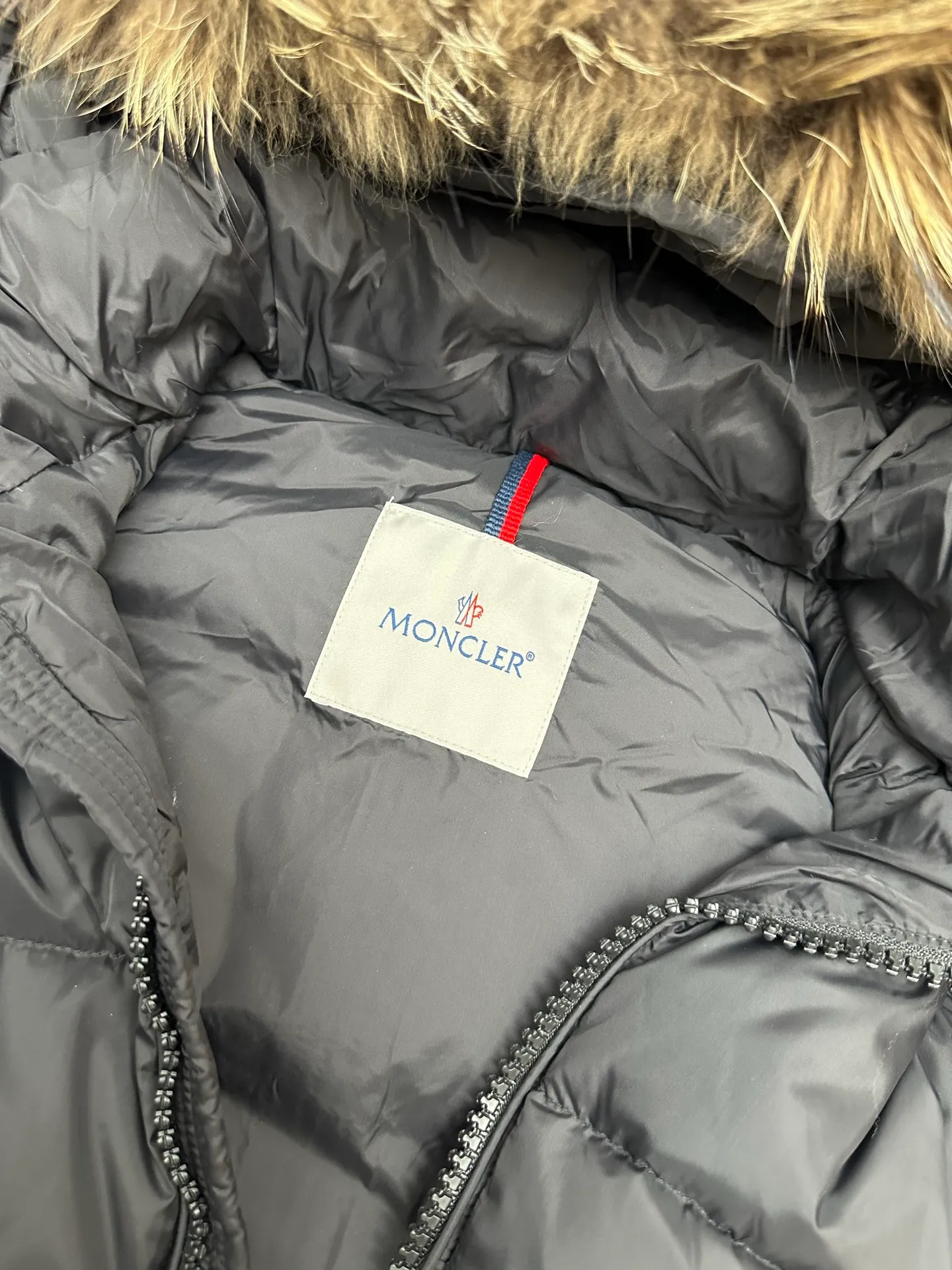 P1160 New down jacket⬆️Moncler Mayaf short men's down jacket jacket. The hood is removable and the fur collar is removable. Based on Maya, a removable fur collar is added. The Mayaf men's hooded down jacket is made of functional nylon fabric, and the hood is equipped with removable synthetic material trim.  The Mayaf short down jacket is a reinterpretation of the classic Moncler Maya style in an instantly recognizable silhouette, with a removable hood and adjustable hem. Made from functional fabric with removable synthetic trim on the hood. The sleeves are embellished with classic patch pockets, reflecting the brand's signature style. Details • Made from functional fabric • Lined with functional fabric • Filled with down • Press-stud collar • Detachable hood with removable synthetic trim • Zip closure • Zippered pockets • Patch pockets with press-stud • Adjustable elastic cuffs • Adjustable drawstring hem Color: Black/Navy Blue Size : 1-6