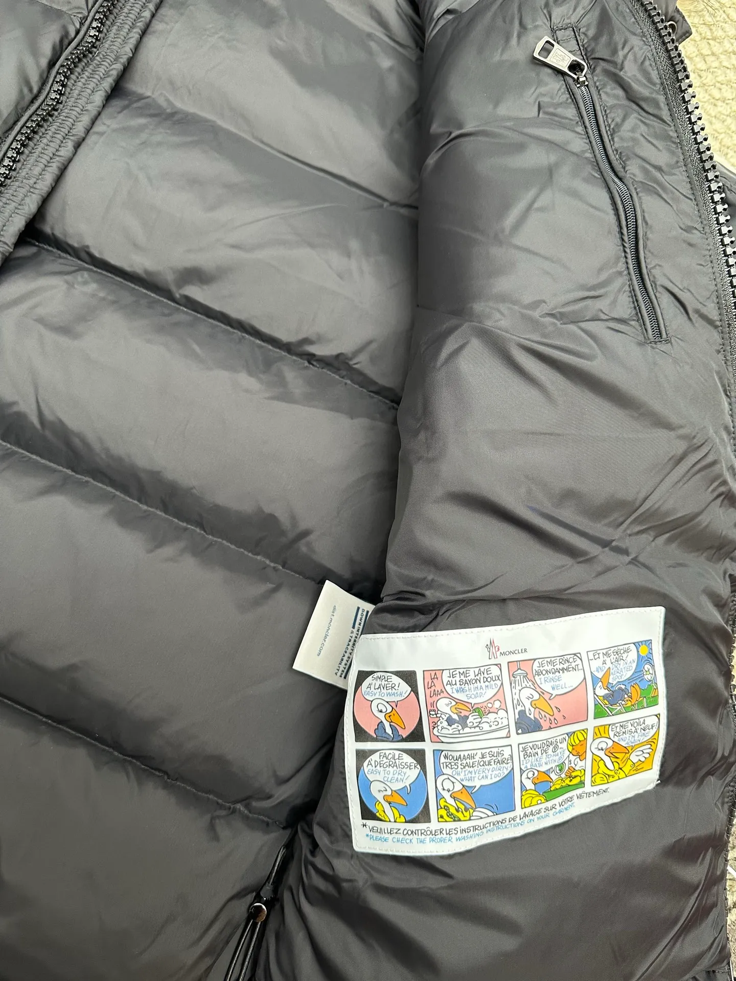 P1160 New down jacket⬆️Moncler Mayaf short men's down jacket jacket. The hood is removable and the fur collar is removable. Based on Maya, a removable fur collar is added. The Mayaf men's hooded down jacket is made of functional nylon fabric, and the hood is equipped with removable synthetic material trim.  The Mayaf short down jacket is a reinterpretation of the classic Moncler Maya style in an instantly recognizable silhouette, with a removable hood and adjustable hem. Made from functional fabric with removable synthetic trim on the hood. The sleeves are embellished with classic patch pockets, reflecting the brand's signature style. Details • Made from functional fabric • Lined with functional fabric • Filled with down • Press-stud collar • Detachable hood with removable synthetic trim • Zip closure • Zippered pockets • Patch pockets with press-stud • Adjustable elastic cuffs • Adjustable drawstring hem Color: Black/Navy Blue Size : 1-6