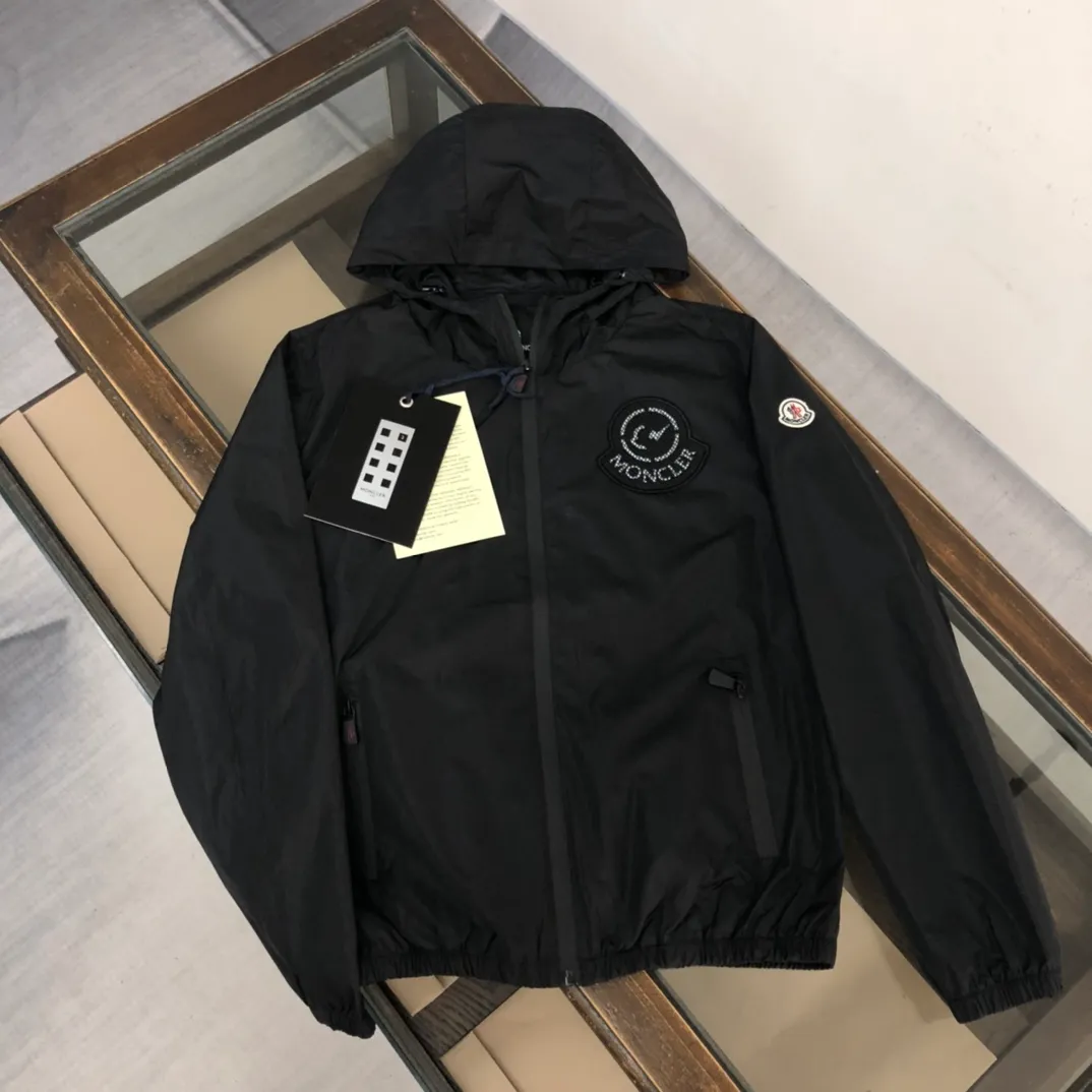 P430 Moncler masked jacket, windbreaker, coat! The upper is soft and comfortable, windproof and rainproof and super lightweight! The style is even more fashionable, the zipper is engraved with the logo, and various details highlight the quality! It can be worn as a jacket in spring and autumn, and it is very nice to use in concave shapes! Practical and versatile. Size: M-2XL