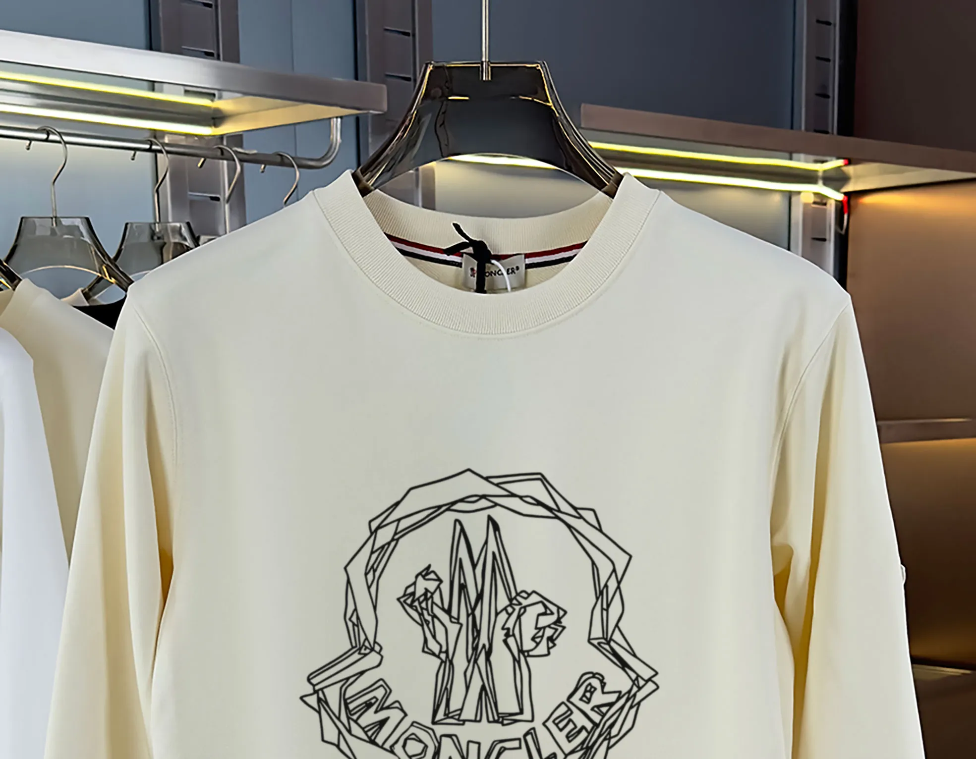 P210 high version sweatshirt) 📦With exclusive picture packaging📦 [Long-term ready stock] Upgraded version "Mobile phone smart sensor ~ NFC chip armband ~ Direct access to the official website anti-counterfeiting" 〖 𝐌𝐎𝐍𝐂𝐋𝐄𝐑 ~ Mouth covering〗 2025 new high quality, using 450g heavyweight fabric Different from the market currency, you can mix and match everything at will and you will be handsome😎The whole clothes is made of double waistcoats. The double waistcoats make the whole dress more three-dimensional. It is not an ordinary factory that can do such fine work. 2025 autumn and winter new style, on sale at the counter, exquisite printed round neck terry sweatshirt. High-end double-ply cotton. Customized stretch ribs are dyed in the same vat. Three standards are complete. It is matched with digital printing patterns and is very breathable. Same style for men and women. Color: black, white, apricot. Size: S M L XL 2XL