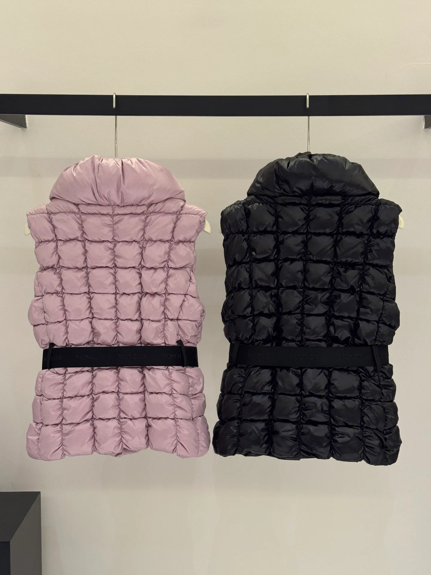 P780 Moncler25 new product Emilion women's square quilted down vest The Emilion down vest uses a square pattern to interpret geometric quilting, showing an eye-catching design. Made from nylon laqué fabric with an elastic waistband that accentuates the flared silhouette. Color: Pink Purple/Black Size: 0/1/2