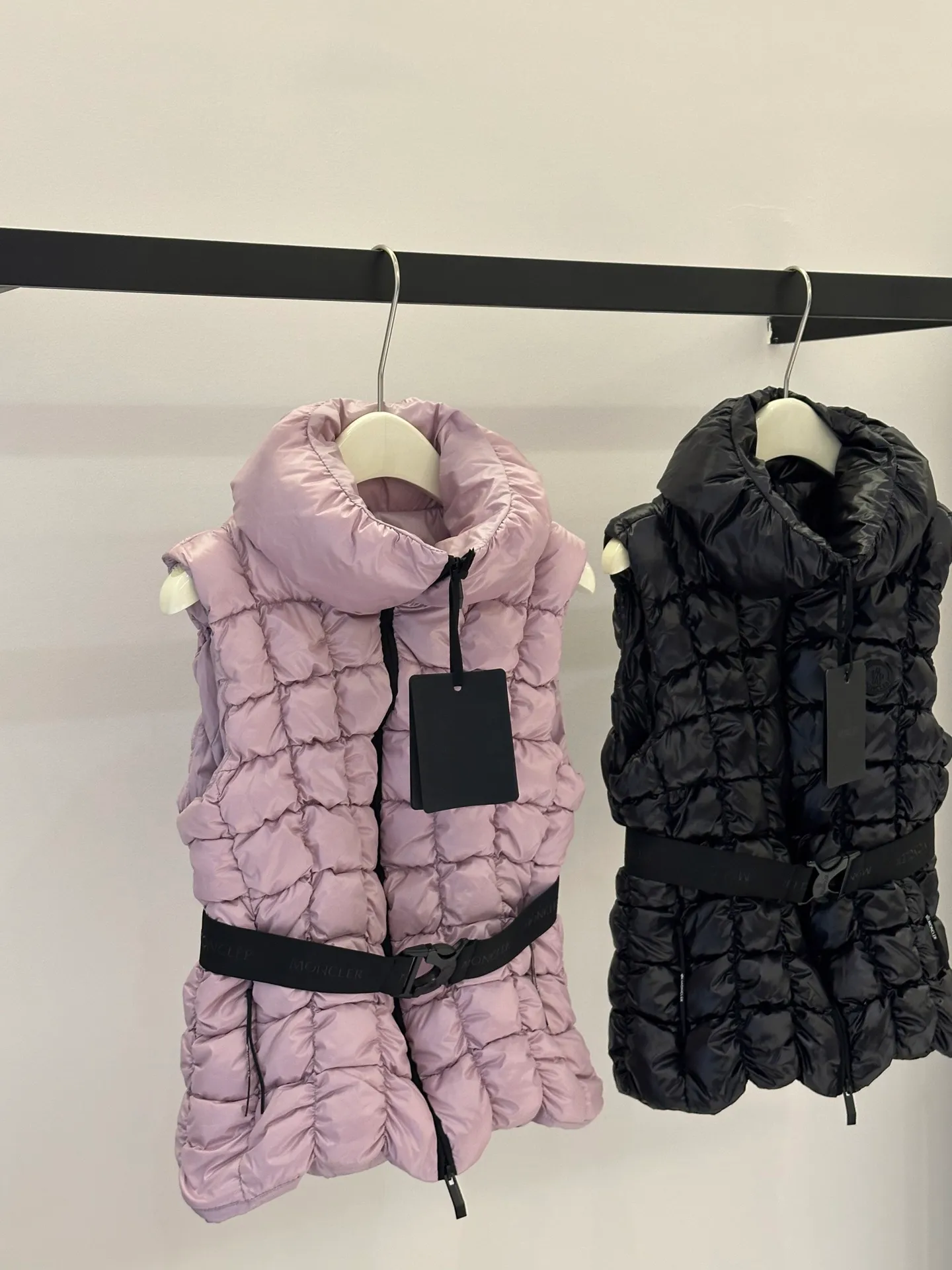 P780 Moncler25 new product Emilion women's square quilted down vest The Emilion down vest uses a square pattern to interpret geometric quilting, showing an eye-catching design. Made from nylon laqué fabric with an elastic waistband that accentuates the flared silhouette. Color: Pink Purple/Black Size: 0/1/2