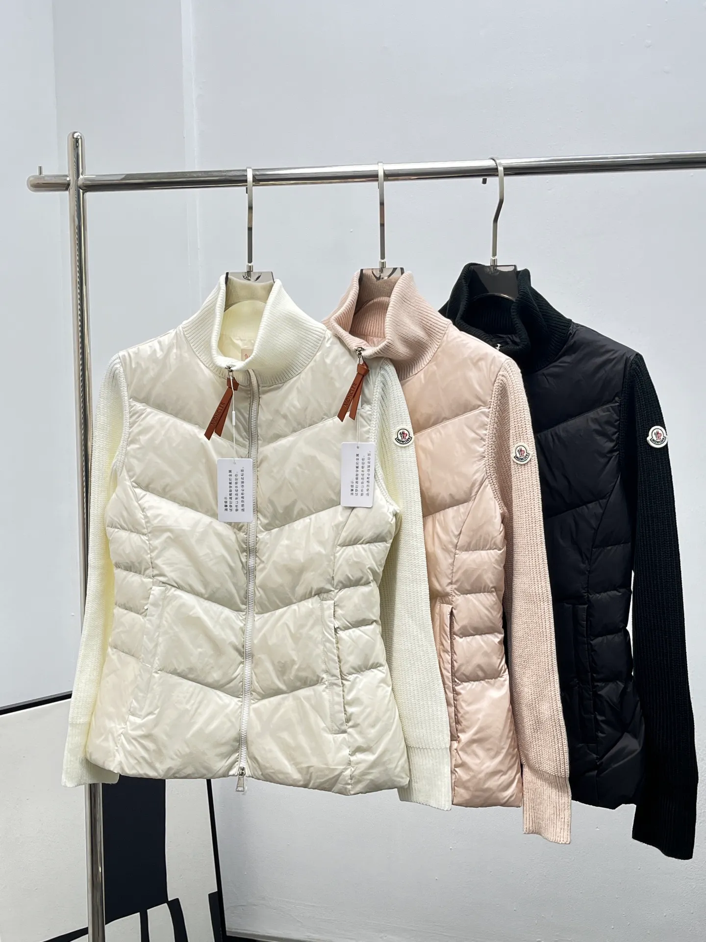 P880 Moncler 25 new stand collar wool knitted patchwork jacket single down! A must-have item for winter inner wear and early fall. The quilted short version with stand-up collar is versatile and easy to wear. The hidden small pocket design is age-reducing and fashionable. Original customized national standard 90 white goose down filling! Imported lightweight memory silk fabric is breathable and lightweight! Imported machine sewing line technology. The upper body is pure and handsome. Original hardware accessories, original mark, original label, 3 colors, 3 codes SML