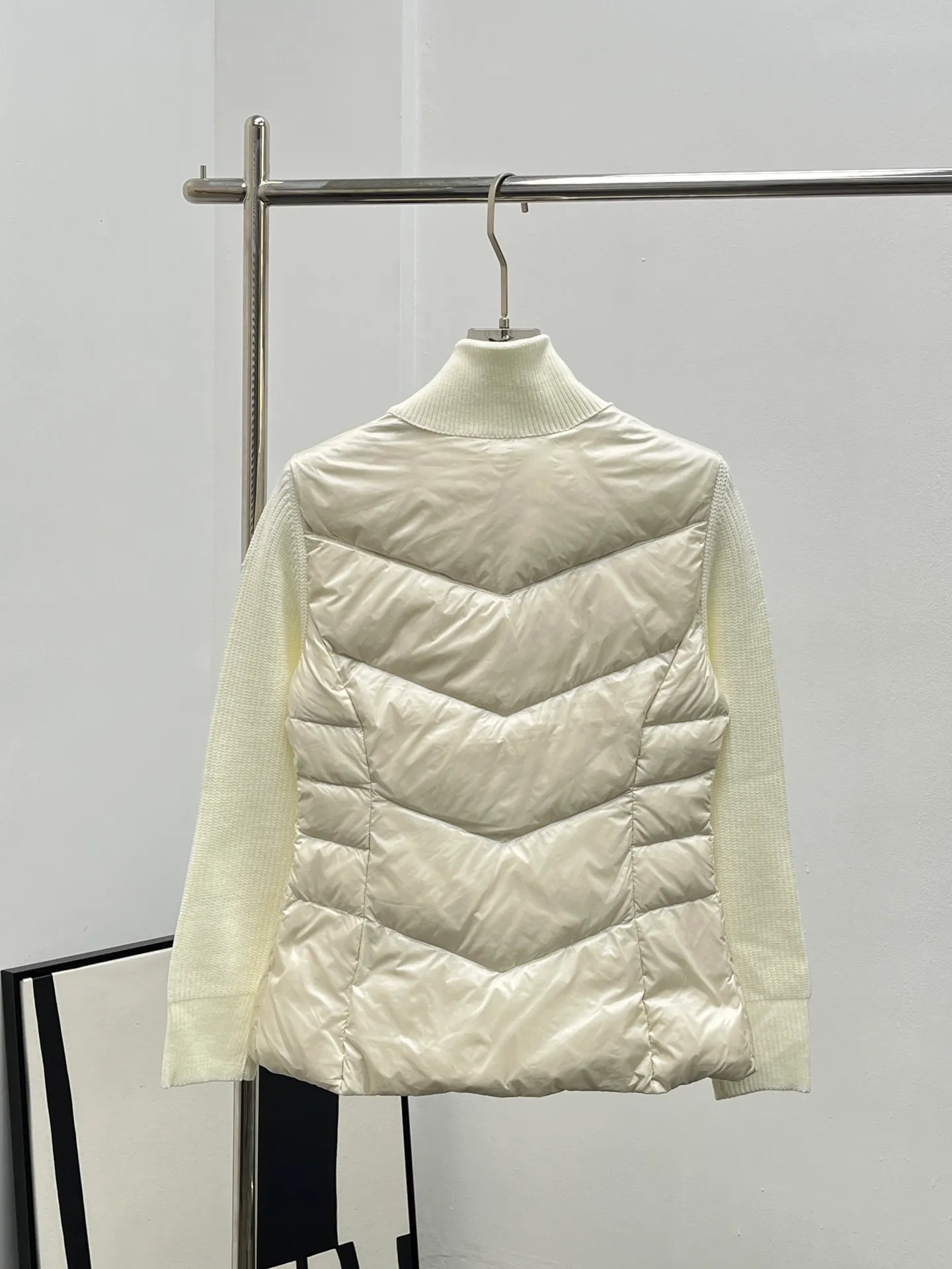 P880 Moncler 25 new stand collar wool knitted patchwork jacket single down! A must-have item for winter inner wear and early fall. The quilted short version with stand-up collar is versatile and easy to wear. The hidden small pocket design is age-reducing and fashionable. Original customized national standard 90 white goose down filling! Imported lightweight memory silk fabric is breathable and lightweight! Imported machine sewing line technology. The upper body is pure and handsome. Original hardware accessories, original mark, original label, 3 colors, 3 codes SML