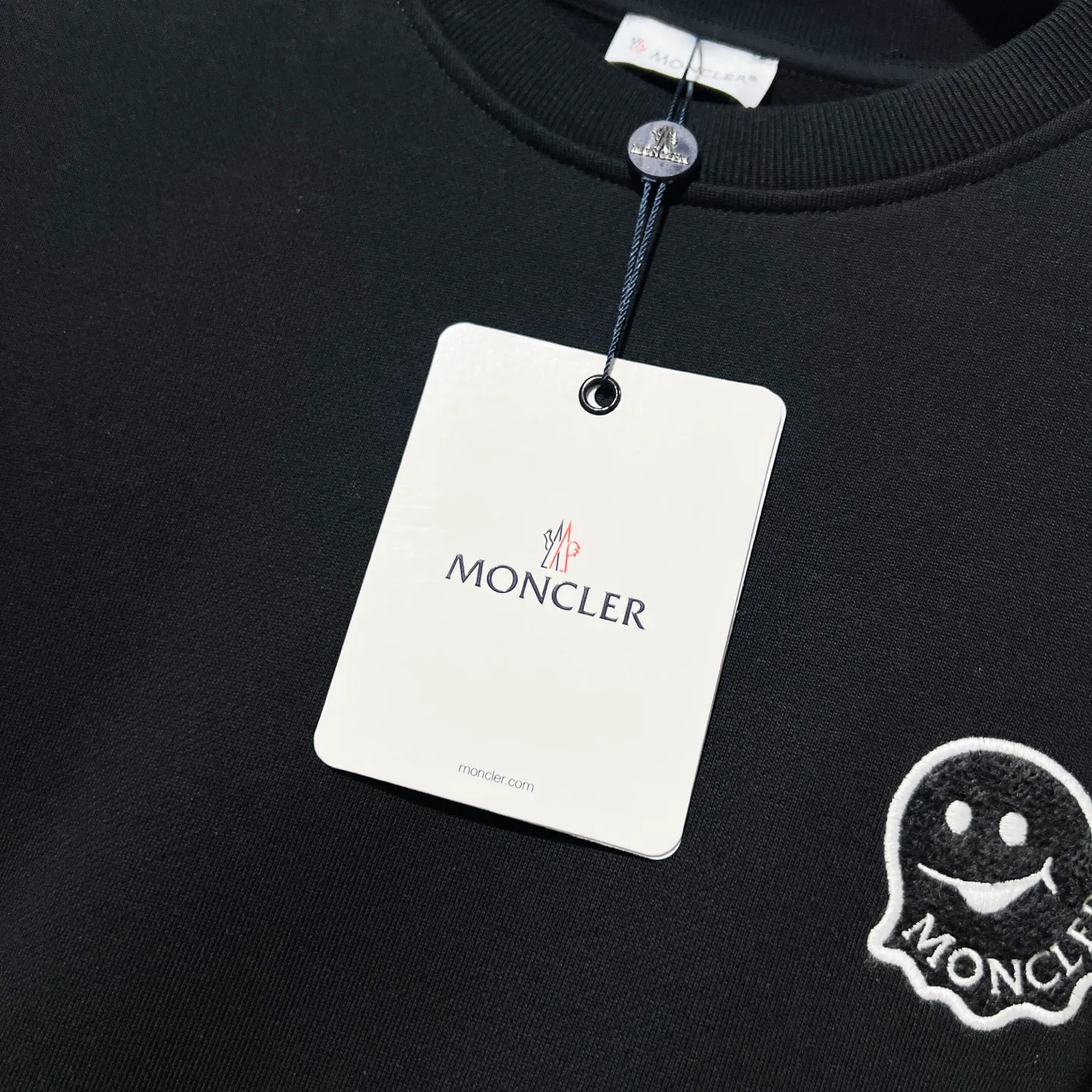 P220 MONCLER/Muzzle 420g pure cotton round neck sweatshirt Little monster 👿 Letter LOGO hair transplantation embroidery brand seal craftsmanship Official synchronization High version High quality Fashion personality Versatile trend Pure original quality Original fabric Hang tag Collar label Washed wheat Complete three standards Color: Black. White. Size: XS-L