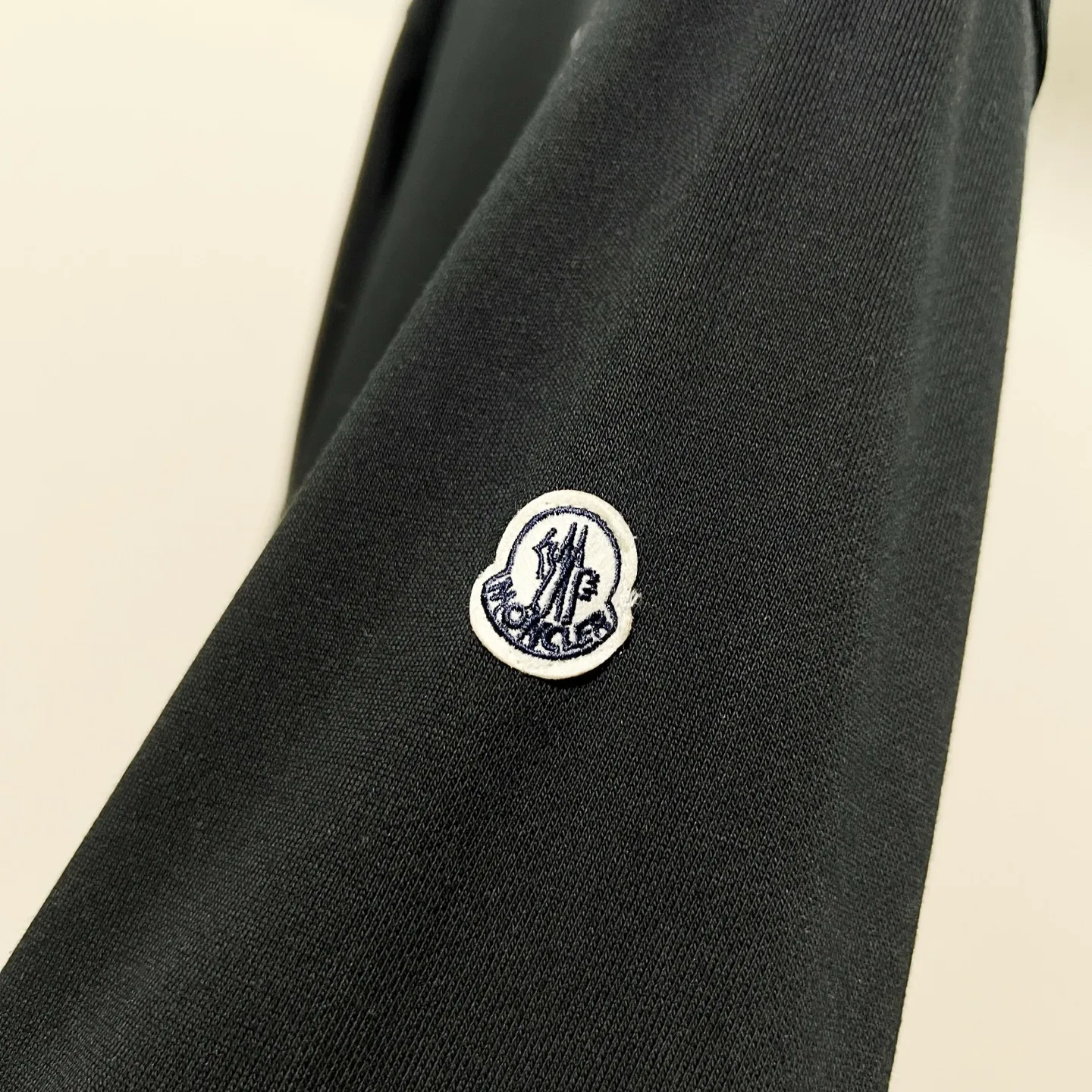 P220 MONCLER/Muzzle 420g pure cotton round neck sweatshirt Little monster 👿 Letter LOGO hair transplantation embroidery brand seal craftsmanship Official synchronization High version High quality Fashion personality Versatile trend Pure original quality Original fabric Hang tag Collar label Washed wheat Complete three standards Color: Black. White. Size: XS-L