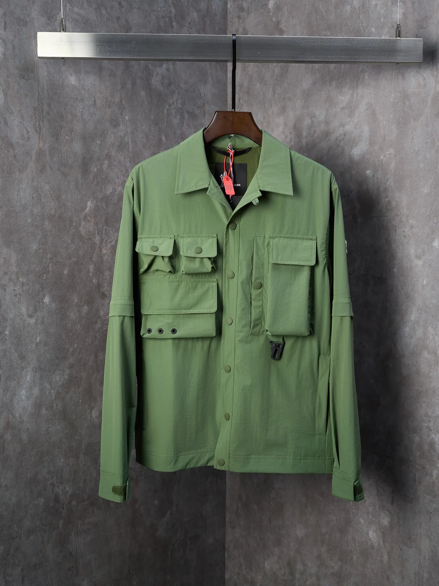 P620 Actual hanging auction】Moncler/Mask Grenoble multi-pocket detachable sleeves multi-functional outdoor jacket [Ready stock] 1 2 3 4 Functions: Detachable sleeve splicing Style can be switched at will Customized and dyed double stretch mercerized poplin Customized dyed soft mesh pongee Excellent texture Comfortable and close to the skin Dark green inspired by plant texture The color is taken from sage leaves soaked in morning dew Precision narrative of functional pocket system Balance of function and aesthetics The iconic Moncler logo appears on the sleeves and is highly recognizable. The triangular logo of the same color is hidden into the fabric texture like the imprint in the undercurrent of the deep sea. It is extremely invisible. The detachable sleeve design allows for diversified outfits. The style can be switched at will. It is chic and noble. It takes into account the balance between outdoor practicality and urban aesthetics. Leading the fashion. Using three-in-one technology, the glue is evenly coated on the surface of the substrate that needs to be combined, and then dried and solidified. Then the substrate coated with the film is laminated with the non-woven fabric, and then cooled and solidified, and then laminated with the filter non-woven fabric. The work is cumbersome and complex, time-consuming and labor-intensive. Embossing composite technology uses computer scanning to ensure that the imprint size and shape are consistent with the original. Then use special glue as an adhesive to combine and solidify to achieve complete dryness and the best bonding effect. CNC laser burning and cutting is used. Based on the high-energy characteristics of the laser, the moving path of the laser beam is precisely controlled by the laser generator to achieve precise cutting of the shape of the piece. Template machine bag opening. Preset templates guide the position, shape and size of the bag. The accuracy ensures the quality of the bag opening effect. The infrared machine is used to tack buttons. The position is more precise. Strong and loose fit.