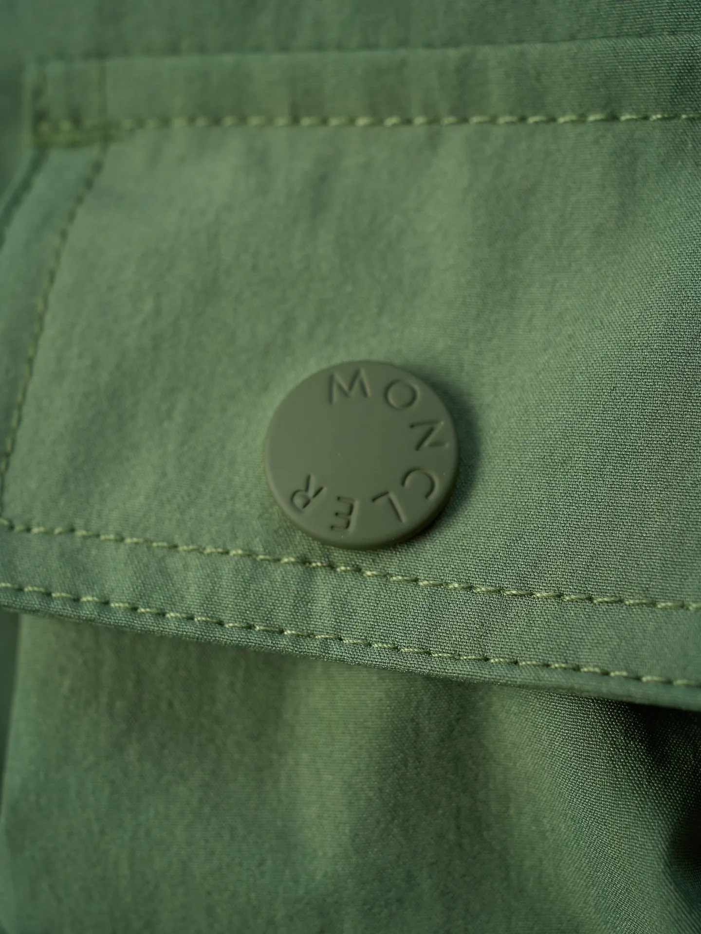 P620 Actual hanging auction】Moncler/Mask Grenoble multi-pocket detachable sleeves multi-functional outdoor jacket [Ready stock] 1 2 3 4 Functions: Detachable sleeve splicing Style can be switched at will Customized and dyed double stretch mercerized poplin Customized dyed soft mesh pongee Excellent texture Comfortable and close to the skin Dark green inspired by plant texture The color is taken from sage leaves soaked in morning dew Precision narrative of functional pocket system Balance of function and aesthetics The iconic Moncler logo appears on the sleeves and is highly recognizable. The triangular logo of the same color is hidden into the fabric texture like the imprint in the undercurrent of the deep sea. It is extremely invisible. The detachable sleeve design allows for diversified outfits. The style can be switched at will. It is chic and noble. It takes into account the balance between outdoor practicality and urban aesthetics. Leading the fashion. Using three-in-one technology, the glue is evenly coated on the surface of the substrate that needs to be combined, and then dried and solidified. Then the substrate coated with the film is laminated with the non-woven fabric, and then cooled and solidified, and then laminated with the filter non-woven fabric. The work is cumbersome and complex, time-consuming and labor-intensive. Embossing composite technology uses computer scanning to ensure that the imprint size and shape are consistent with the original. Then use special glue as an adhesive to combine and solidify to achieve complete dryness and the best bonding effect. CNC laser burning and cutting is used. Based on the high-energy characteristics of the laser, the moving path of the laser beam is precisely controlled by the laser generator to achieve precise cutting of the shape of the piece. Template machine bag opening. Preset templates guide the position, shape and size of the bag. The accuracy ensures the quality of the bag opening effect. The infrared machine is used to tack buttons. The position is more precise. Strong and loose fit.