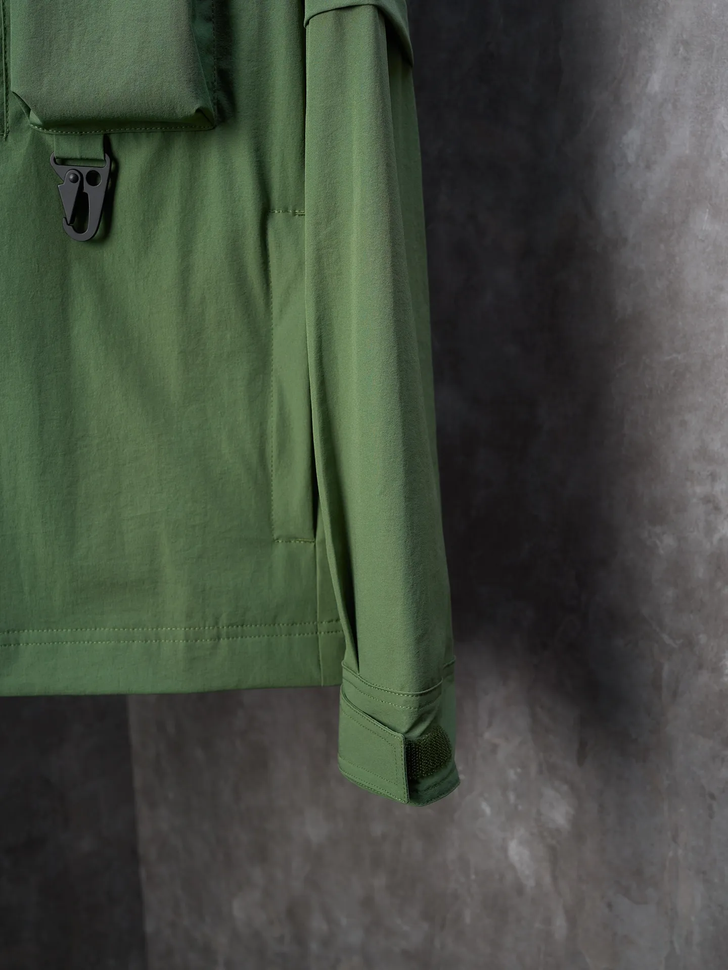 P620 Actual hanging auction】Moncler/Mask Grenoble multi-pocket detachable sleeves multi-functional outdoor jacket [Ready stock] 1 2 3 4 Functions: Detachable sleeve splicing Style can be switched at will Customized and dyed double stretch mercerized poplin Customized dyed soft mesh pongee Excellent texture Comfortable and close to the skin Dark green inspired by plant texture The color is taken from sage leaves soaked in morning dew Precision narrative of functional pocket system Balance of function and aesthetics The iconic Moncler logo appears on the sleeves and is highly recognizable. The triangular logo of the same color is hidden into the fabric texture like the imprint in the undercurrent of the deep sea. It is extremely invisible. The detachable sleeve design allows for diversified outfits. The style can be switched at will. It is chic and noble. It takes into account the balance between outdoor practicality and urban aesthetics. Leading the fashion. Using three-in-one technology, the glue is evenly coated on the surface of the substrate that needs to be combined, and then dried and solidified. Then the substrate coated with the film is laminated with the non-woven fabric, and then cooled and solidified, and then laminated with the filter non-woven fabric. The work is cumbersome and complex, time-consuming and labor-intensive. Embossing composite technology uses computer scanning to ensure that the imprint size and shape are consistent with the original. Then use special glue as an adhesive to combine and solidify to achieve complete dryness and the best bonding effect. CNC laser burning and cutting is used. Based on the high-energy characteristics of the laser, the moving path of the laser beam is precisely controlled by the laser generator to achieve precise cutting of the shape of the piece. Template machine bag opening. Preset templates guide the position, shape and size of the bag. The accuracy ensures the quality of the bag opening effect. The infrared machine is used to tack buttons. The position is more precise. Strong and loose fit.