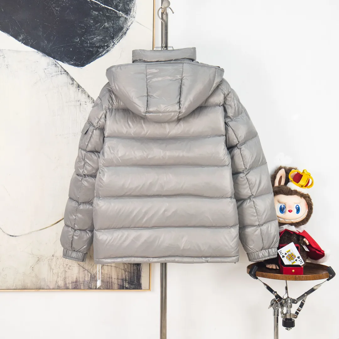 P760 💰zp version [Exclusive supply] New 24maire down ⬆️Moncler Maire women's short down jacket interprets Mayan classics Fabric: Technical nylon lacquer surface Customer-supplied fabric Highly fluffy and over-standard 90 down filling Maire down jacket is specially designed for those who like well-designed basic items. It is a classic Moncler style and a popular product. Made from iconic patented nylon, the Maire down jacket is a classic Moncler womenswear piece, with a short silhouette and timeless design. Made from patented nylon in a comfortable fit, it features a removable hood and performance details for comfort and warmth. ⚠️Made of patented nylon ���️Patented nylon lining ⚠️White goose-filled down ⚠️Detachable hood with snap buttons ⚠️Zipper closure Zippered pockets ⚠️Adjustable snap-button sleeves Color: Black White Gray Pink Size: 1 2 3 4 5 6 (6 sizes in total) Number: MM10587