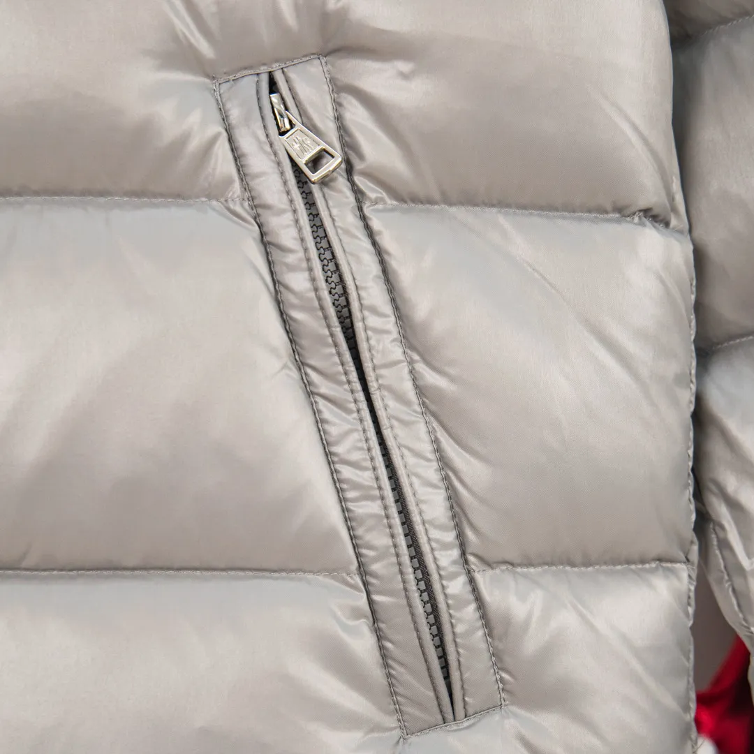 P760 💰zp version [Exclusive supply] New 24maire down ⬆️Moncler Maire women's short down jacket interprets Mayan classics Fabric: Technical nylon lacquer surface Customer-supplied fabric Highly fluffy and over-standard 90 down filling Maire down jacket is specially designed for those who like well-designed basic items. It is a classic Moncler style and a popular product. Made from iconic patented nylon, the Maire down jacket is a classic Moncler womenswear piece, with a short silhouette and timeless design. Made from patented nylon in a comfortable fit, it features a removable hood and performance details for comfort and warmth. ⚠️Made of patented nylon ���️Patented nylon lining ⚠️White goose-filled down ⚠️Detachable hood with snap buttons ⚠️Zipper closure Zippered pockets ⚠️Adjustable snap-button sleeves Color: Black White Gray Pink Size: 1 2 3 4 5 6 (6 sizes in total) Number: MM10587