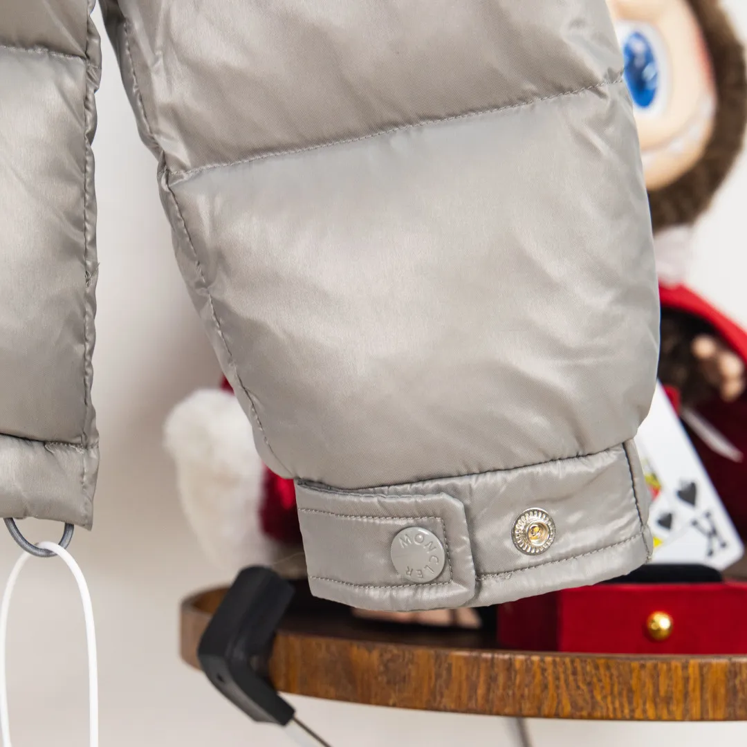 P760 💰zp version [Exclusive supply] New 24maire down ⬆️Moncler Maire women's short down jacket interprets Mayan classics Fabric: Technical nylon lacquer surface Customer-supplied fabric Highly fluffy and over-standard 90 down filling Maire down jacket is specially designed for those who like well-designed basic items. It is a classic Moncler style and a popular product. Made from iconic patented nylon, the Maire down jacket is a classic Moncler womenswear piece, with a short silhouette and timeless design. Made from patented nylon in a comfortable fit, it features a removable hood and performance details for comfort and warmth. ⚠️Made of patented nylon ���️Patented nylon lining ⚠️White goose-filled down ⚠️Detachable hood with snap buttons ⚠️Zipper closure Zippered pockets ⚠️Adjustable snap-button sleeves Color: Black White Gray Pink Size: 1 2 3 4 5 6 (6 sizes in total) Number: MM10587