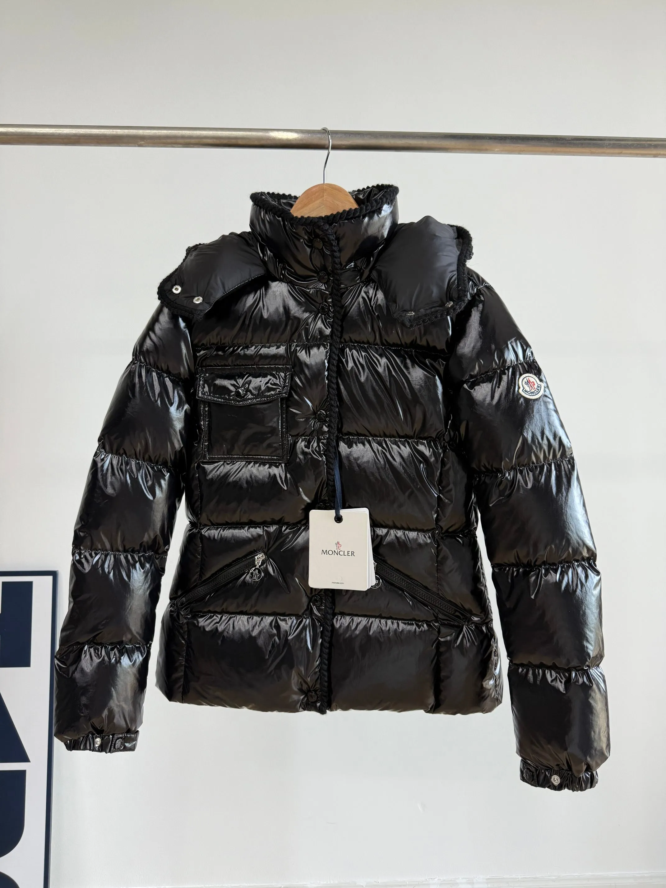 P880 Moncler/Moncler 25 new oil wax leather waisted GLAREIN hooded long-sleeved down jacket for women. Oil wax leather coated new fabric, slim design style, warm and slimming, 90% goose down filling, molded custom hardware. Color: red, white, blue, black Code number: 1234